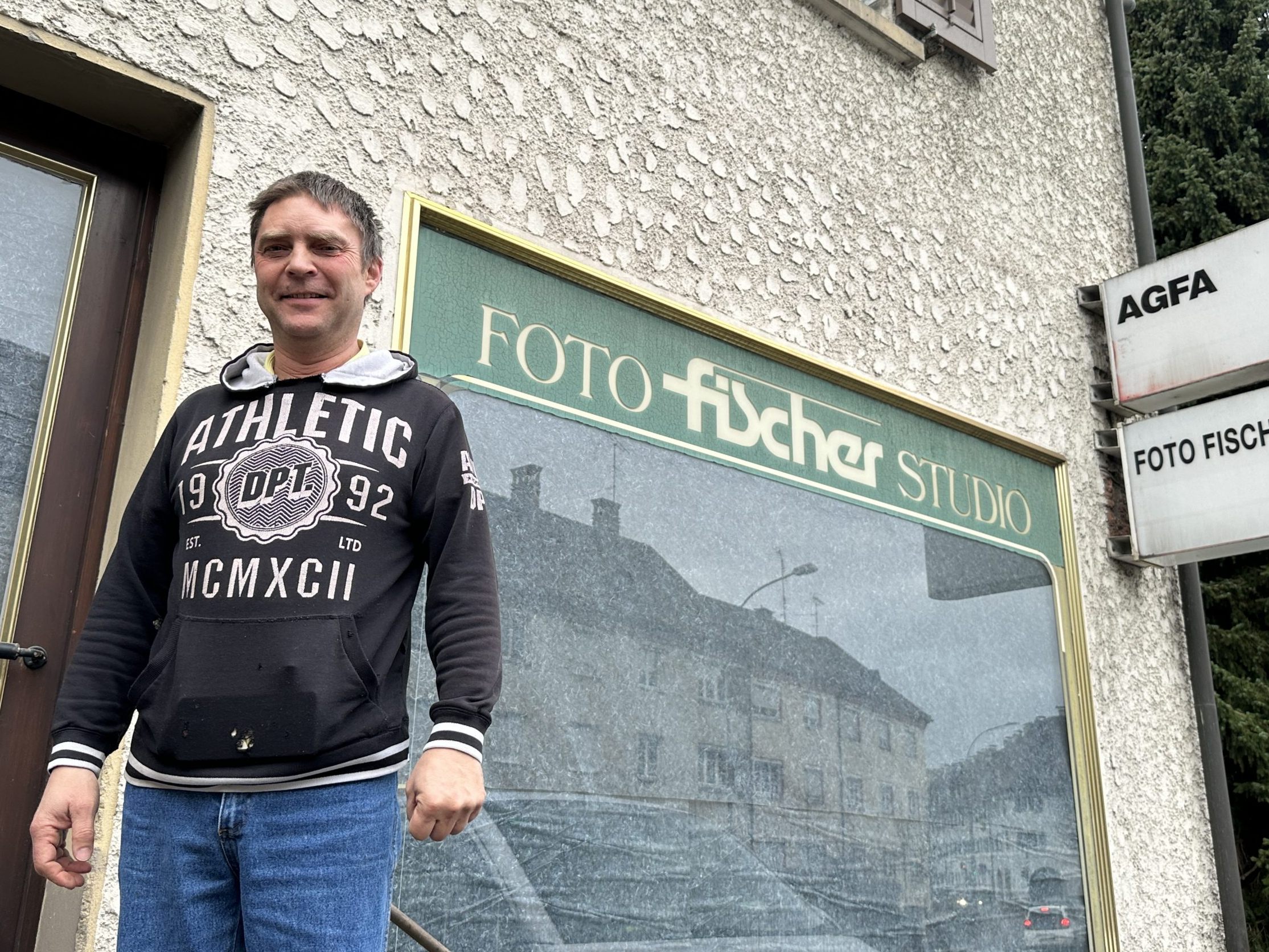 Alexander Wladika vor dem Gebäude. Was er damit vorhat, erklärt er beim VOL.AT-Lokalaugenschein.