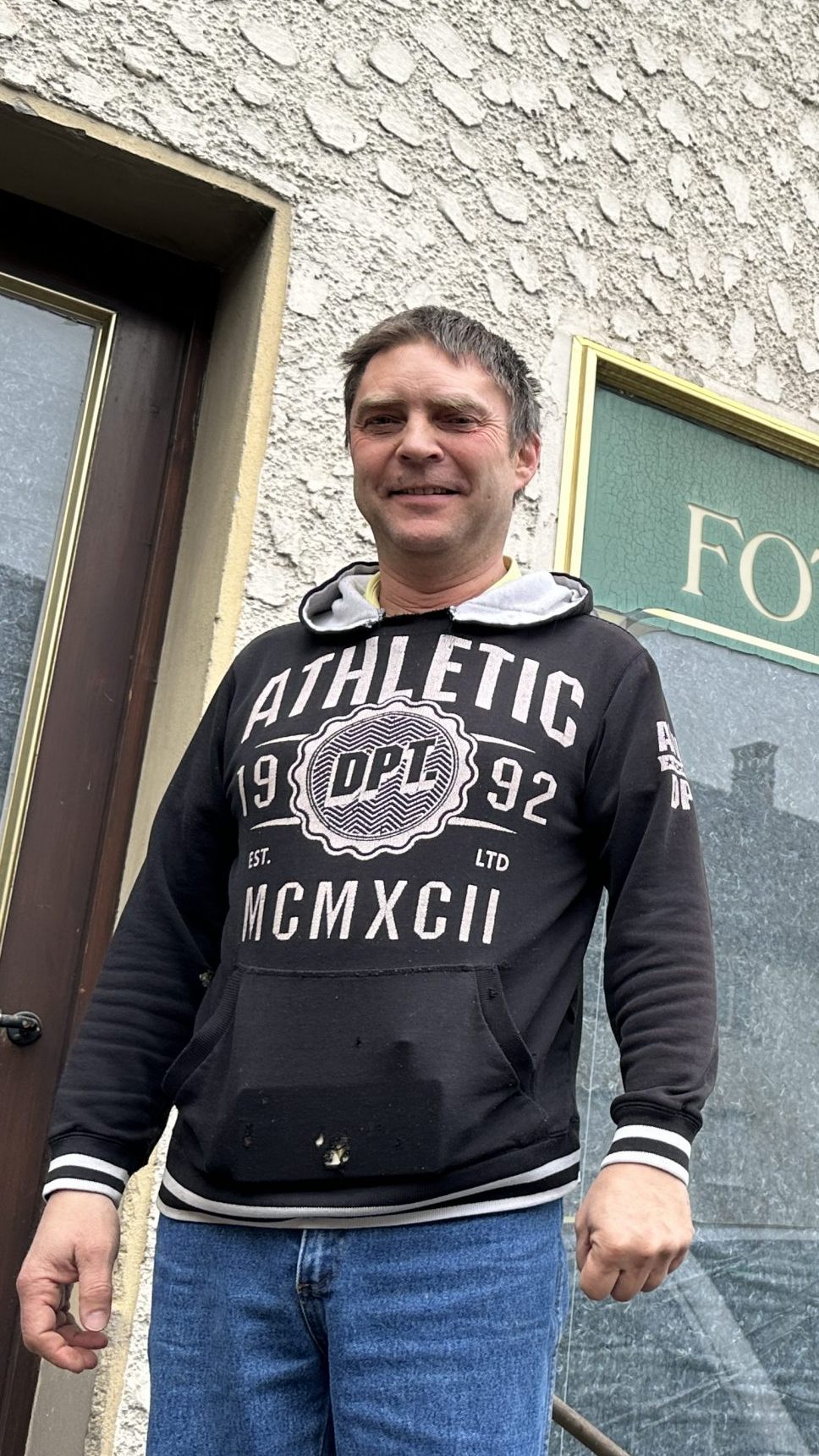 Alexander Wladika vor dem Gebäude. Was er damit vorhat, erklärt er beim VOL.AT-Lokalaugenschein.