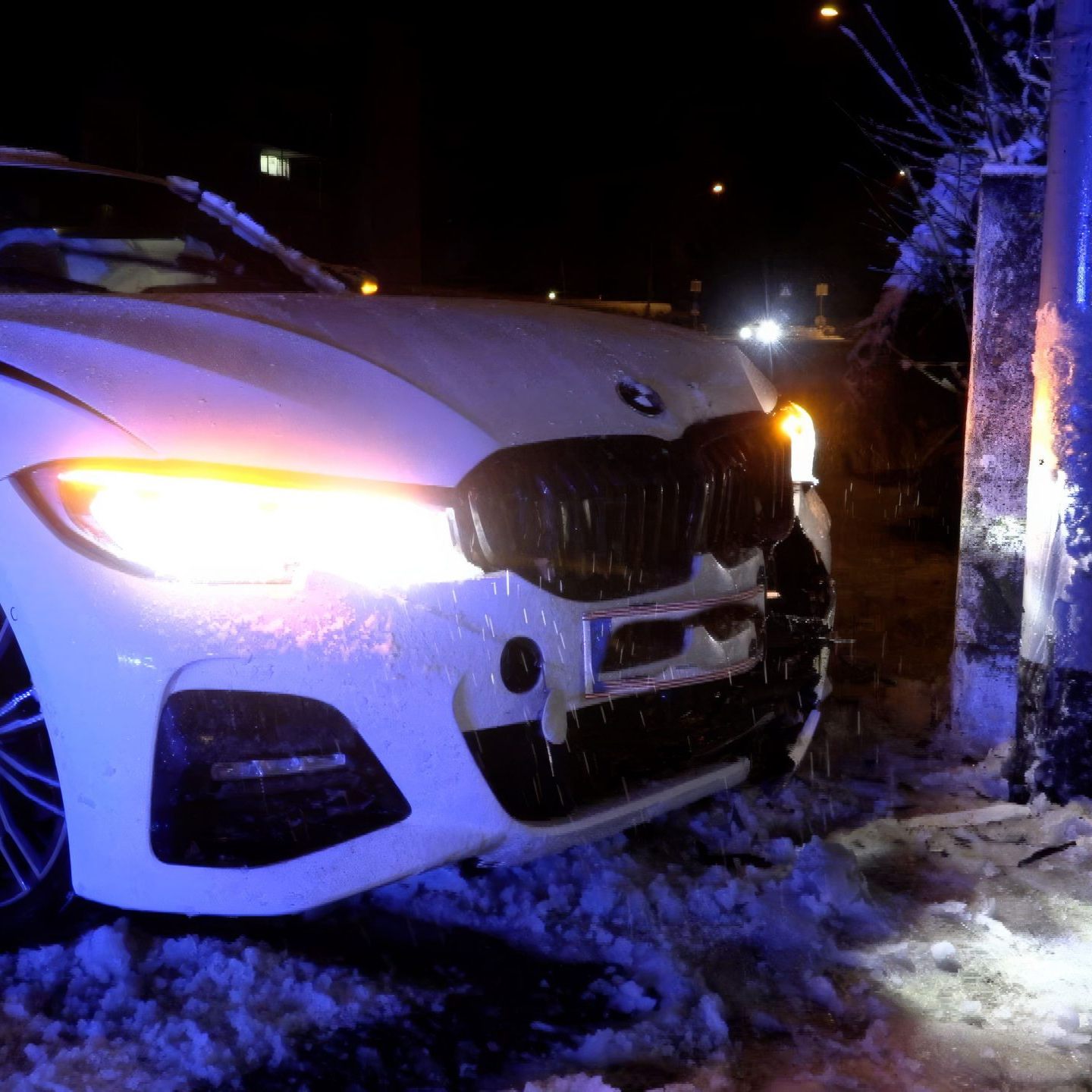 Schneefahrbahn sorgt für Unfall in Bregenz.