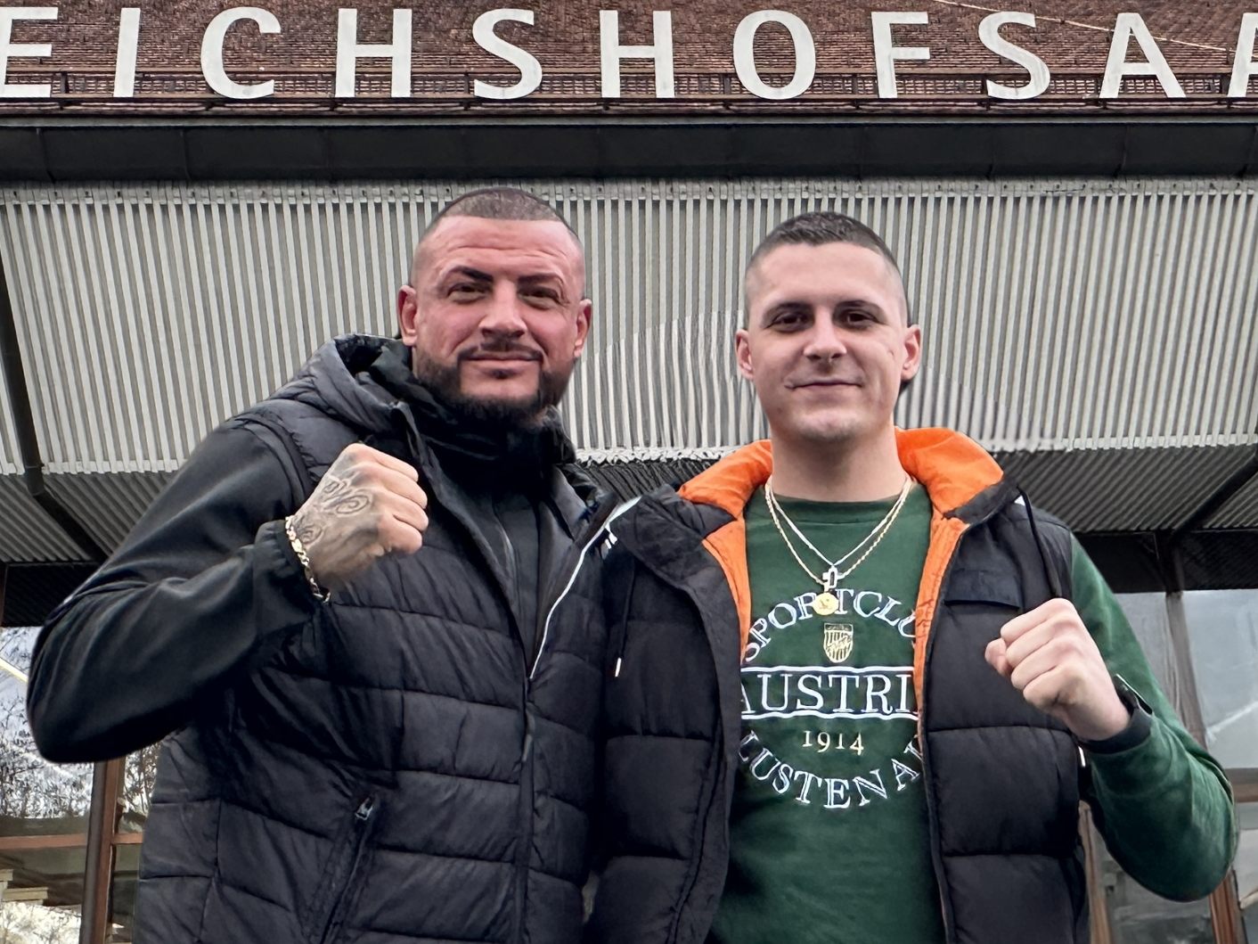 Maki und Robin vor dem Reichshofsaal: Sie organisieren die Benefiz Fight Night.