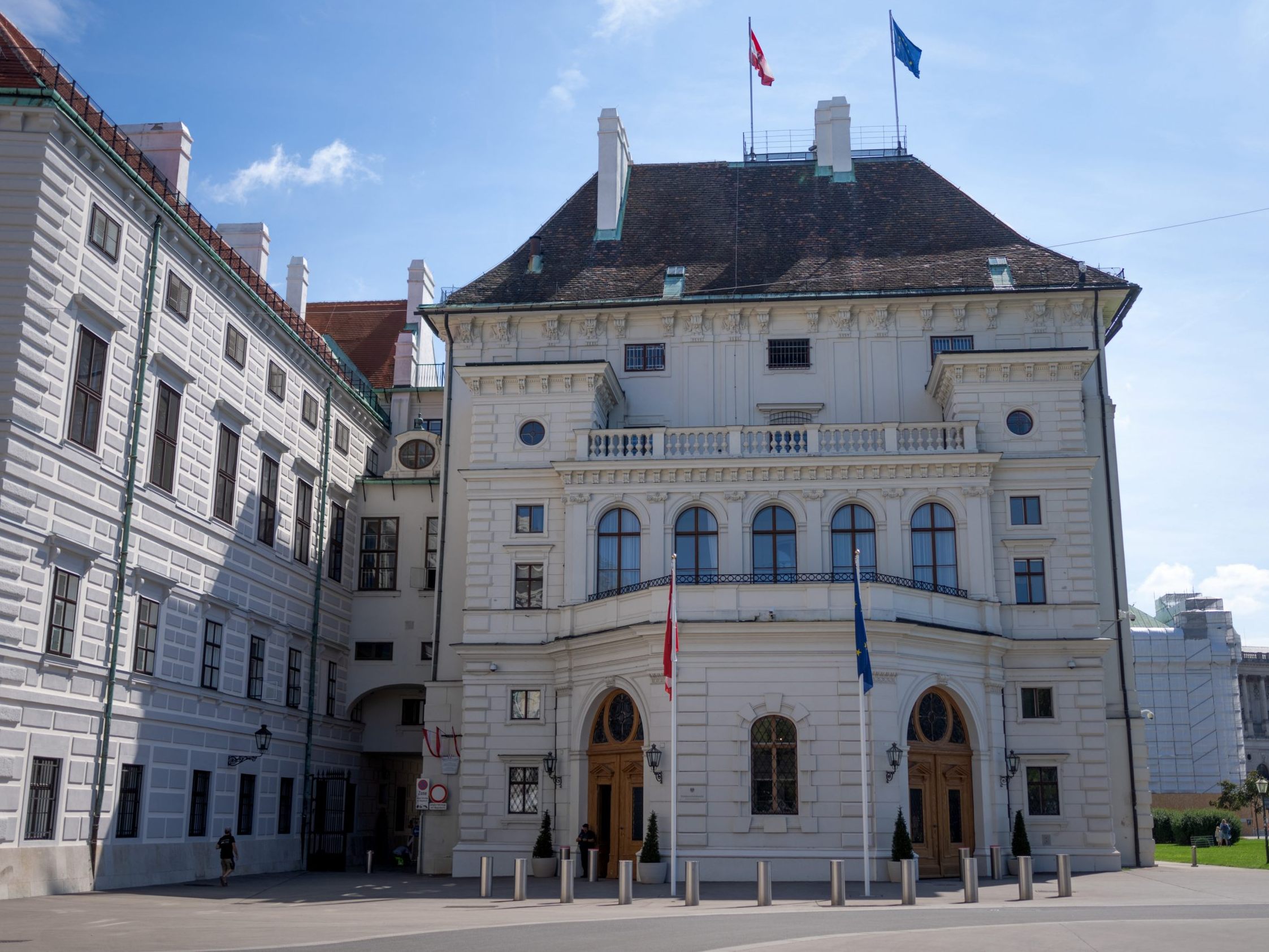Unterzeichnet wurde die Petition von einigen namhaften Juristinnen, darunter etwa Heinz Mayer und Alois Birklbauer. Unterzeichnet wurde die Petition von einigen namhaften Juristinnen, darunter etwa Heinz Mayer und Alois Birklbauer.