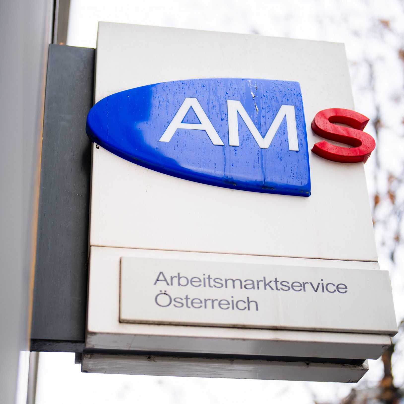 Im Vergleich zu 2023 ist die Arbeitslosigkeit bei Frauen mit 15.095 stärker gestiegen als bei den Männern.