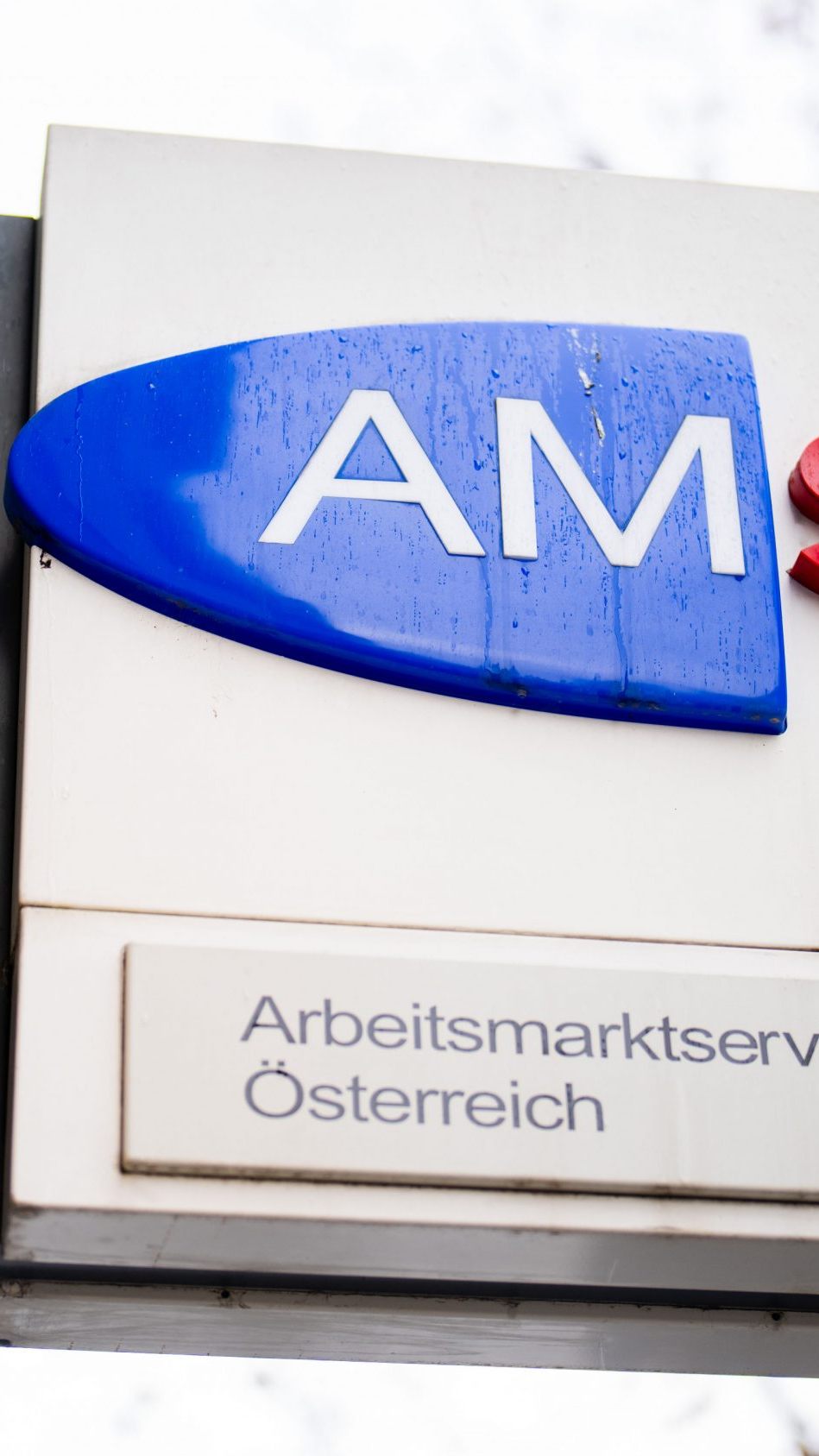 Im Vergleich zu 2023 ist die Arbeitslosigkeit bei Frauen mit 15.095 stärker gestiegen als bei den Männern.