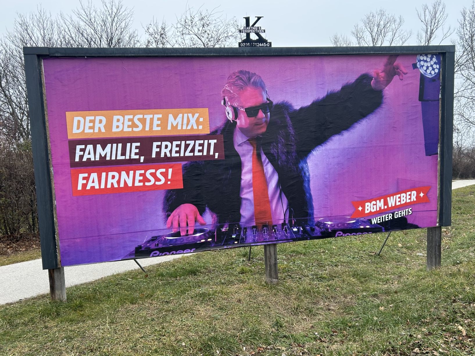 Die Wahlplakate für die GR-Wahlen kommen oft ohne Parteilogo aus.