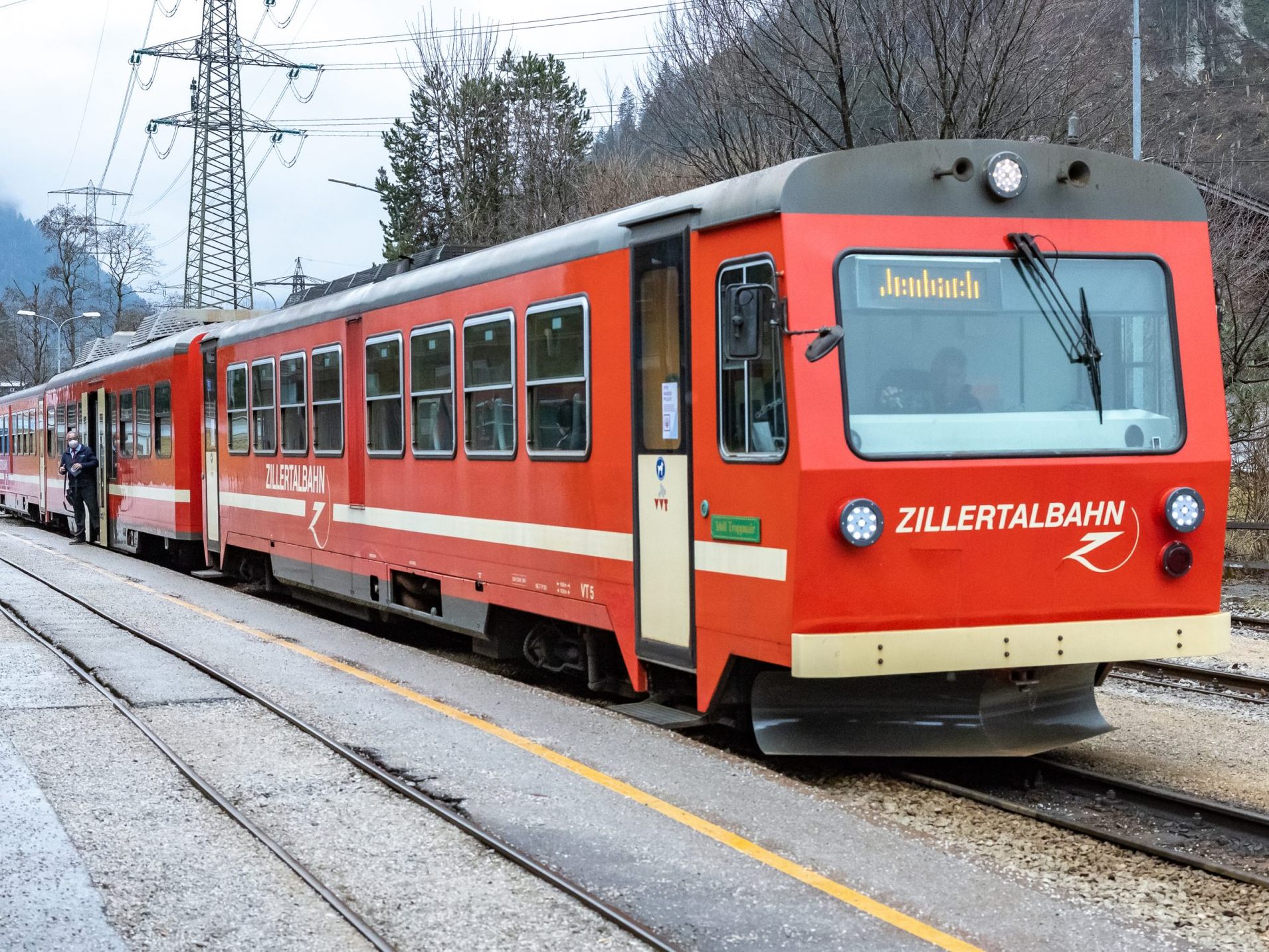 Die Tiroler Zillertalbahn kollidierte mit einem LKW.