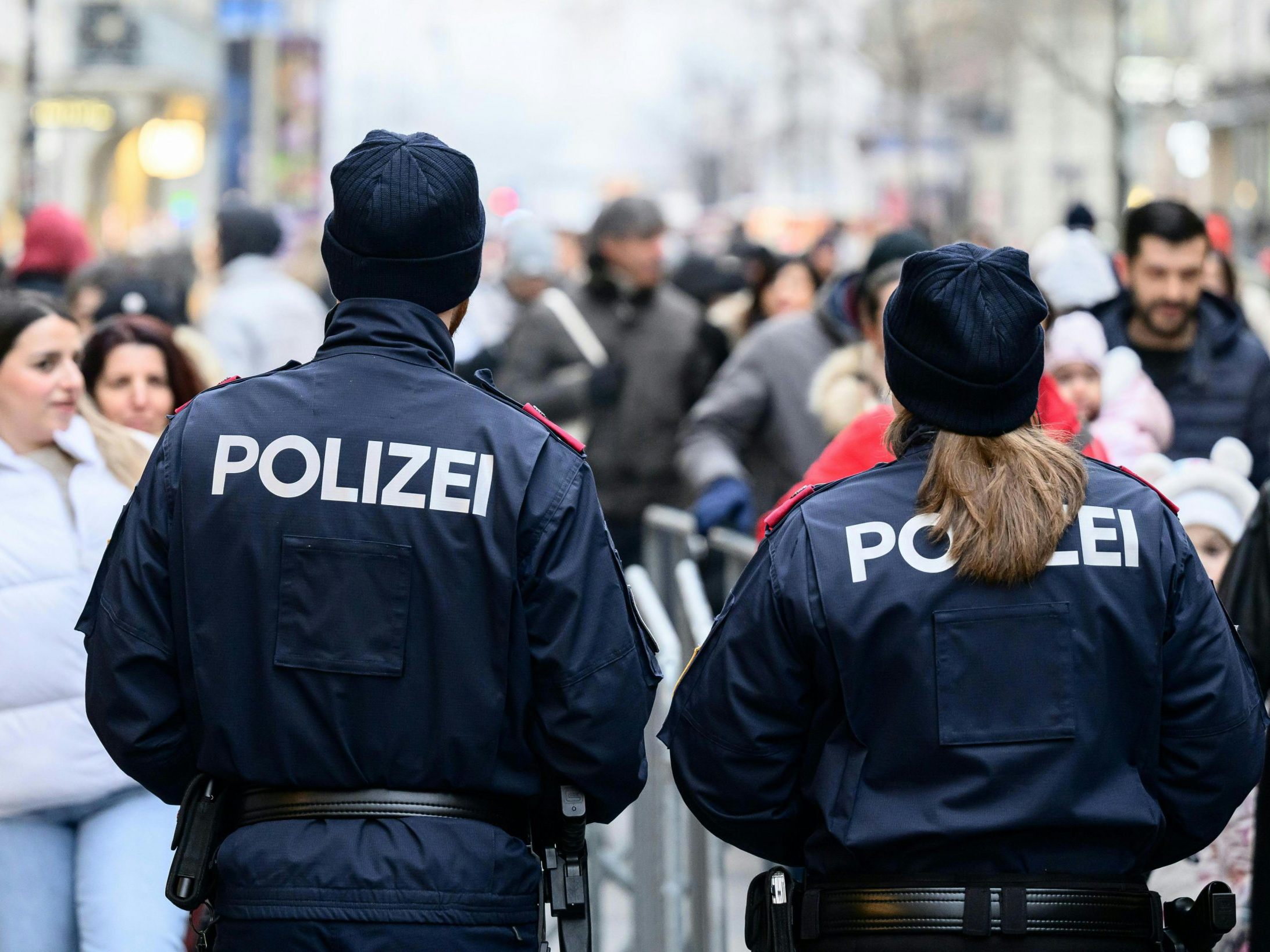 In Wels und Amstetten wurden Polizisten mit Pyrotechnik beschossen.