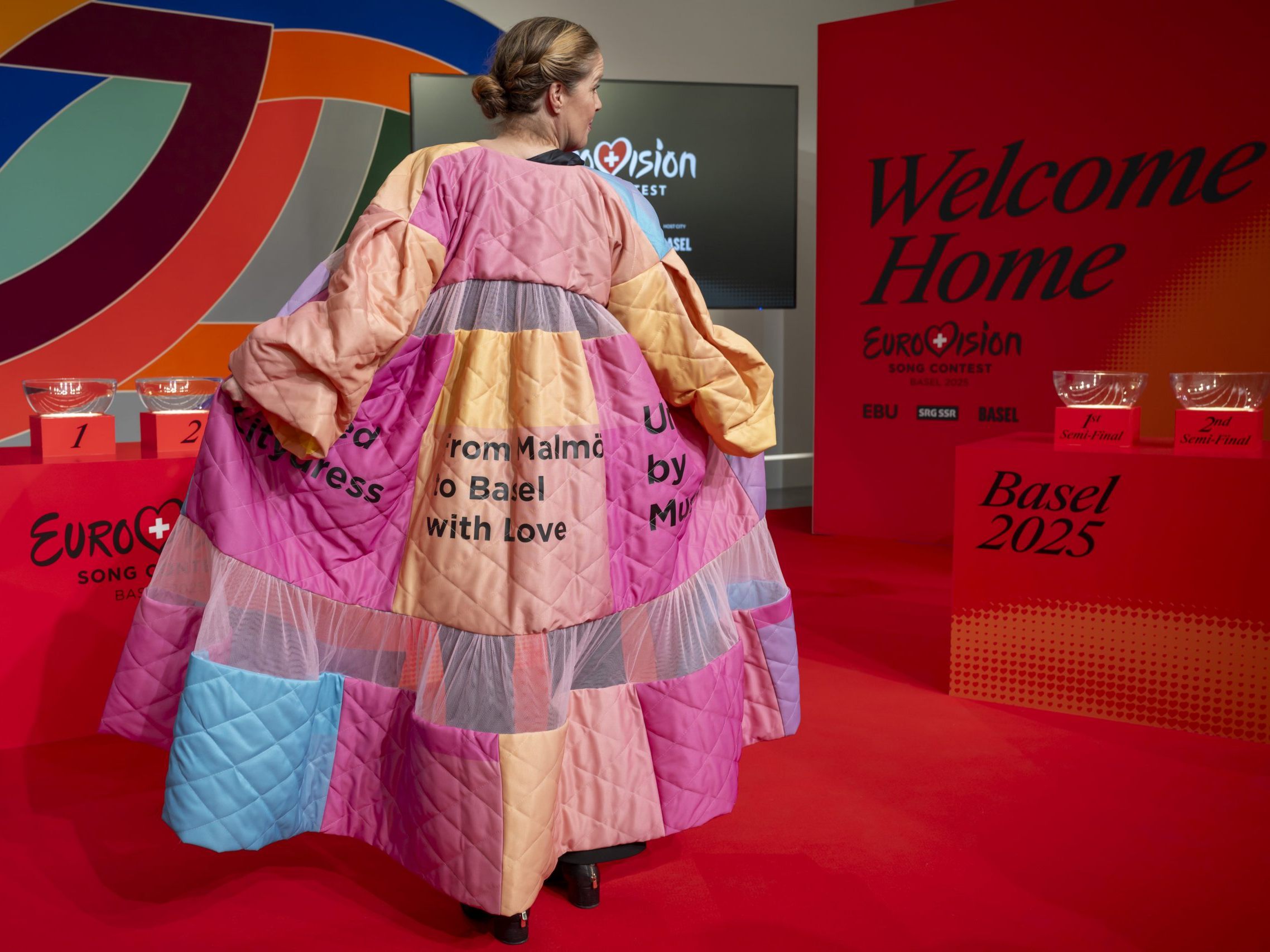 Eine Vertreterin Malmös übergab die Eurovision-Insignien an die Nachfolgestadt Basel.