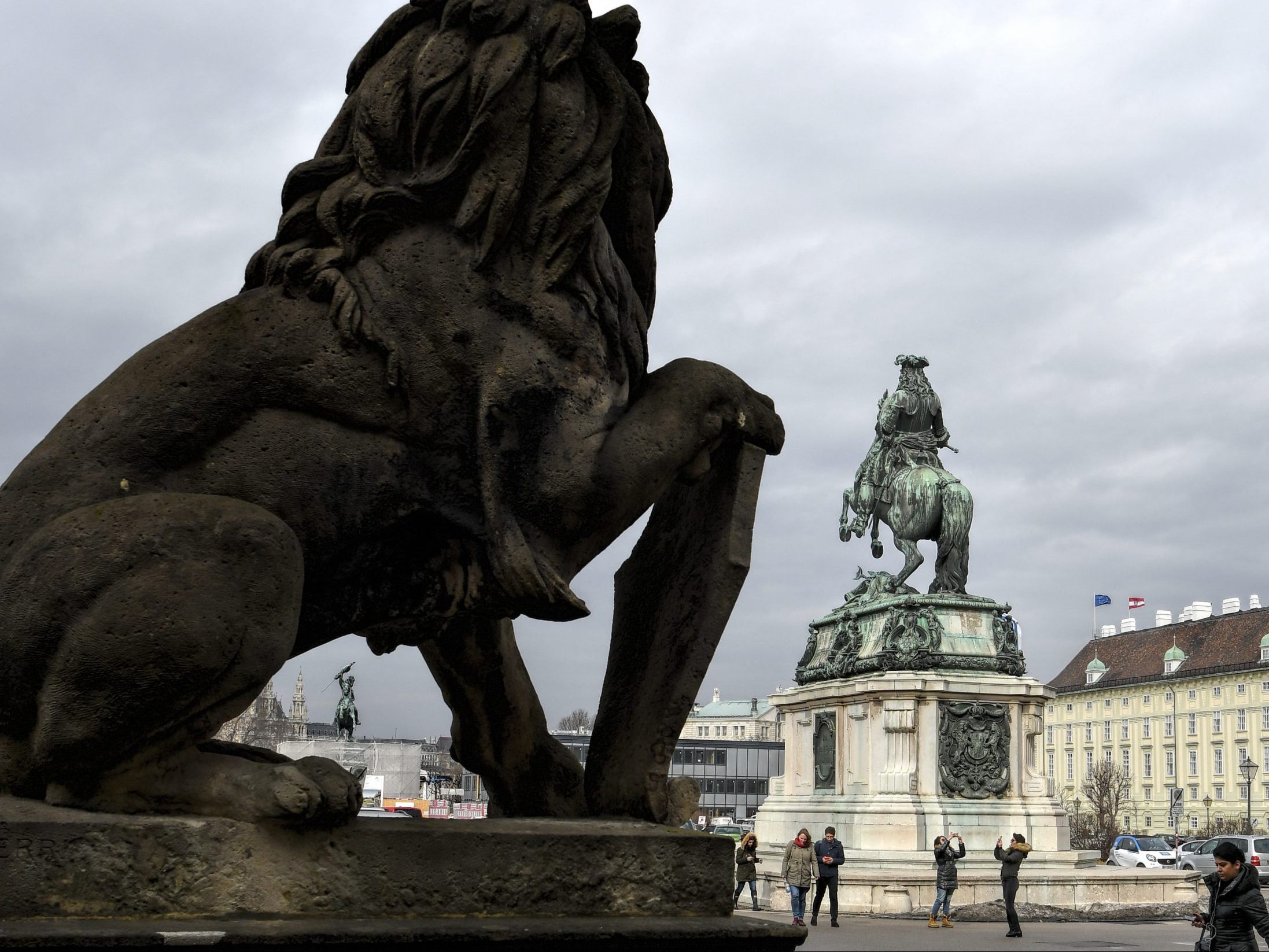 In Österreich findet neben der Gedenkveranstaltung am Heldenplatz heuer auch eine im Parlament mit Nationalratspräsident Walter Rosenkranz statt.