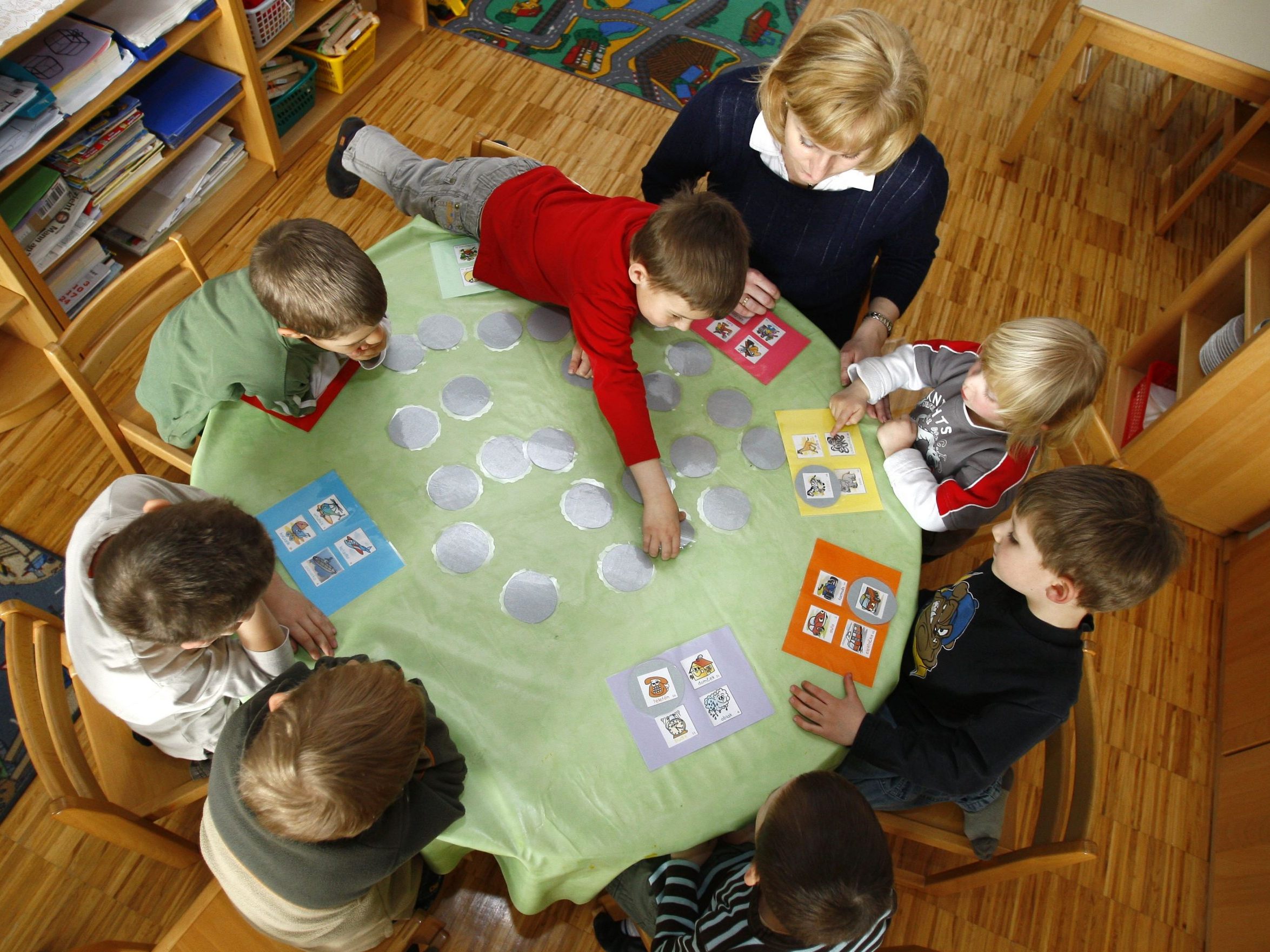 Je mehr Akademiker, umso mehr Kindergärten gibt es im Wohnviertel. Je mehr Akademiker, umso mehr Kindergärten gibt es im Wohnviertel.
