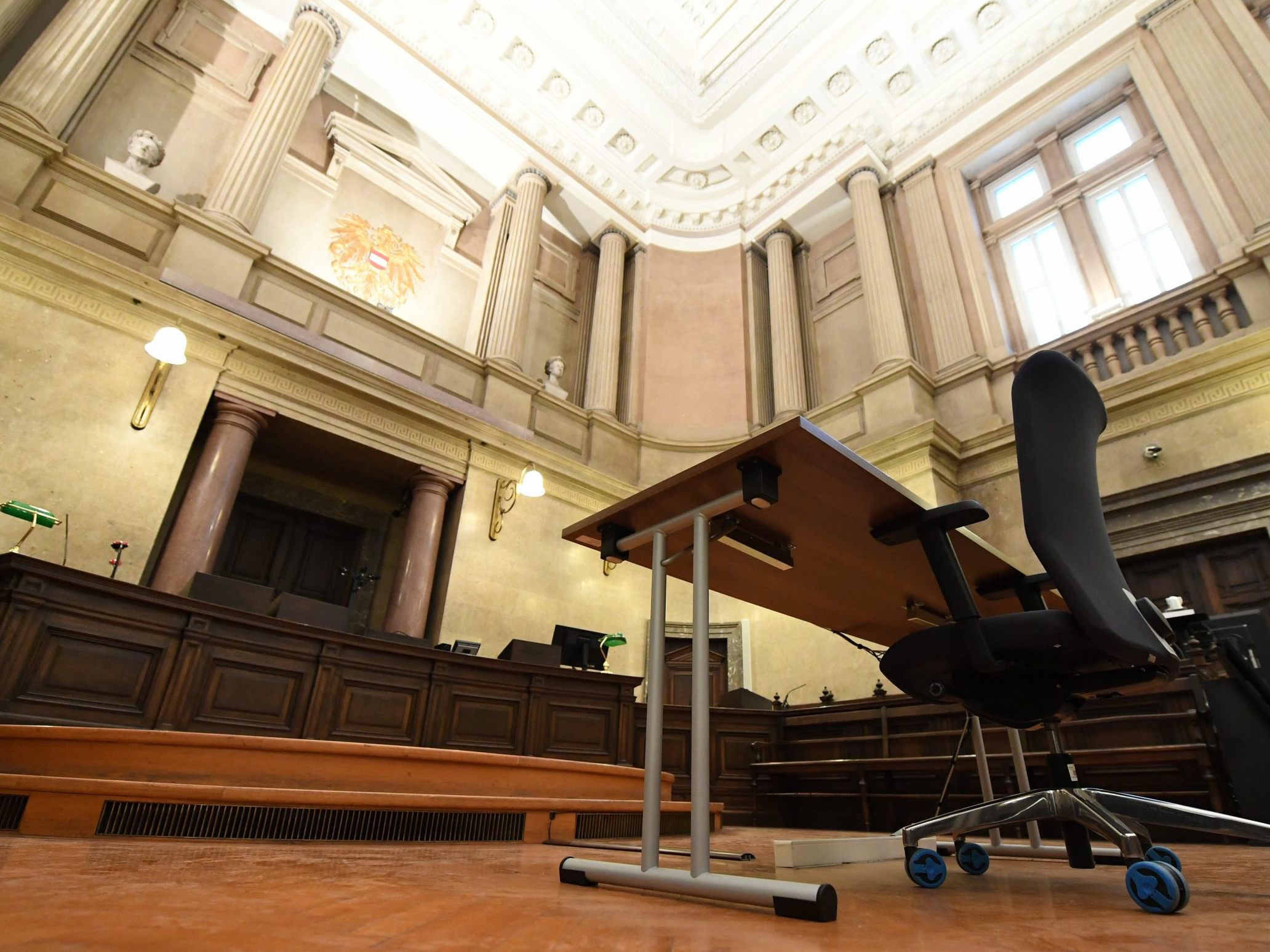 Nach Einschätzung der Ärzte liegen beim 26-Jährige Hinweise auf eine mögliche paranoide Schizophrenie vor.