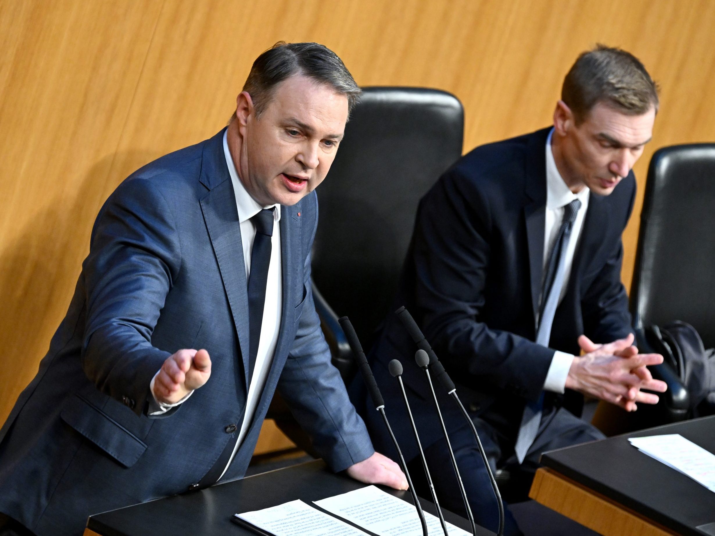 Die Nationalratssitzung begann mit einer hitzigen Debatte.