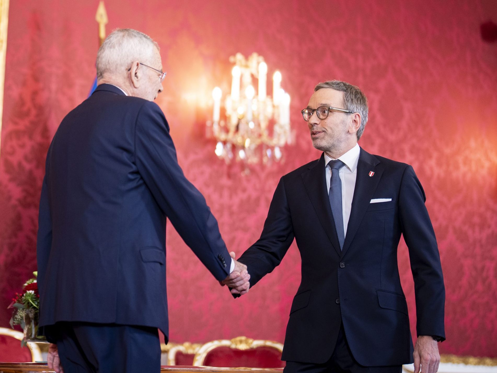 Van der Bellen und Kickl treffen sich morgen zu Gesprächen. Van der Bellen und Kickl treffen sich morgen zu Gesprächen.