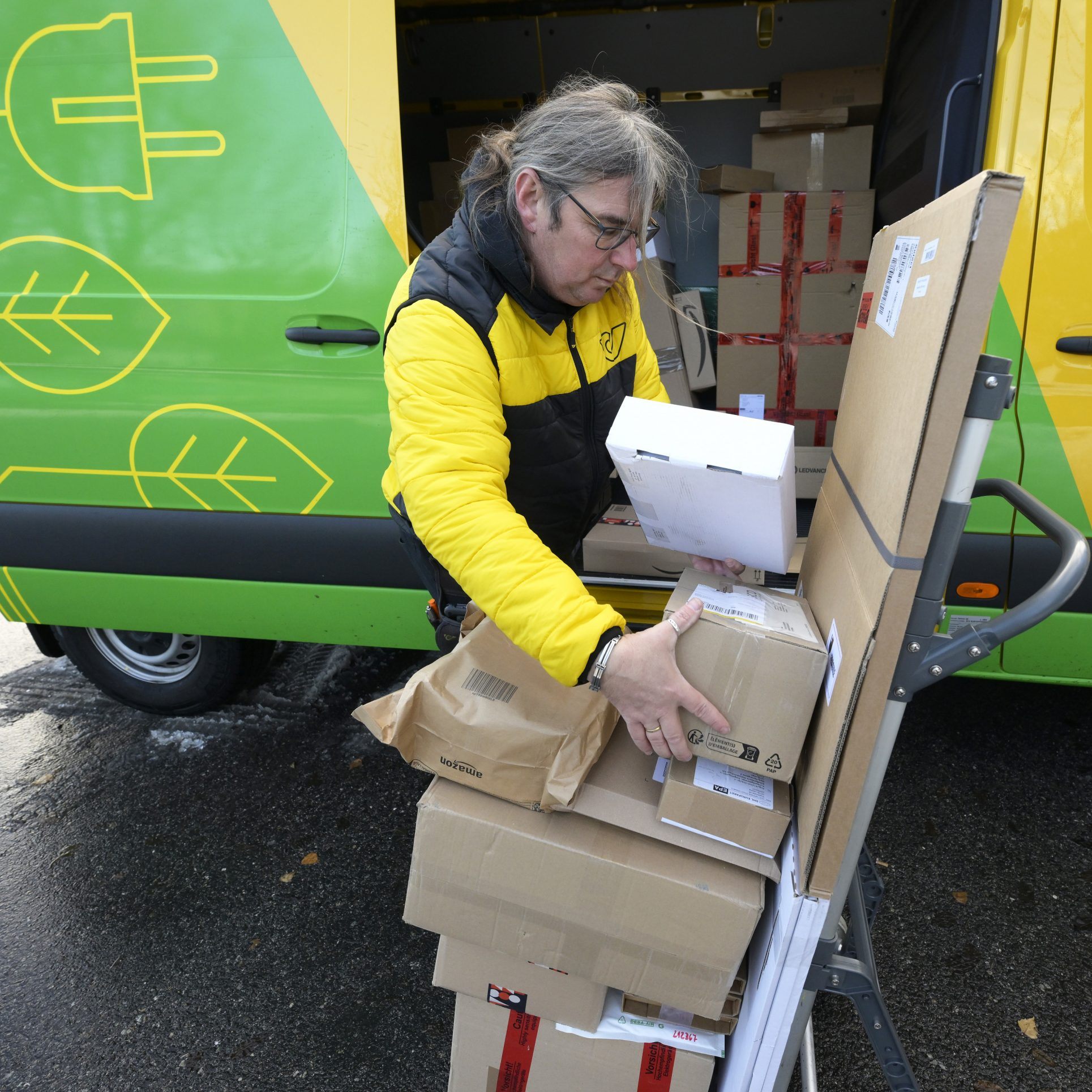 Mittlerweile fährt jedes zweite Post-Zustellfahrzeug mit Strom aus erneuerbaren Energiequellen.