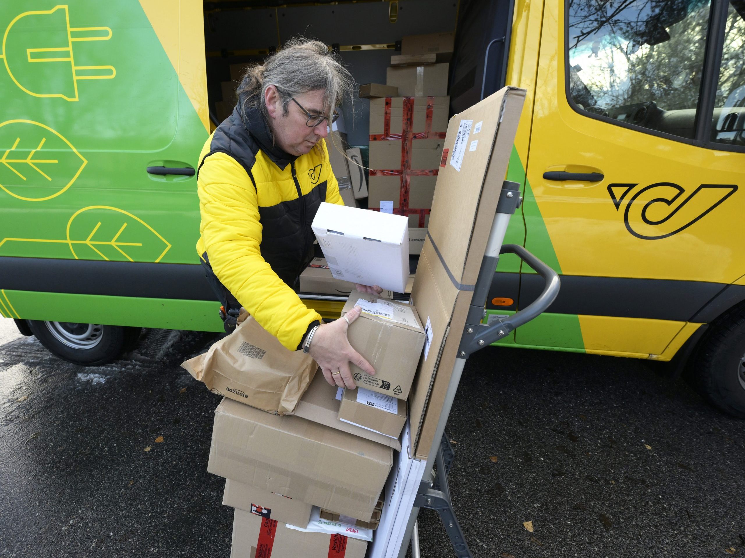 Mittlerweile fährt jedes zweite Post-Zustellfahrzeug mit Strom aus erneuerbaren Energiequellen.
