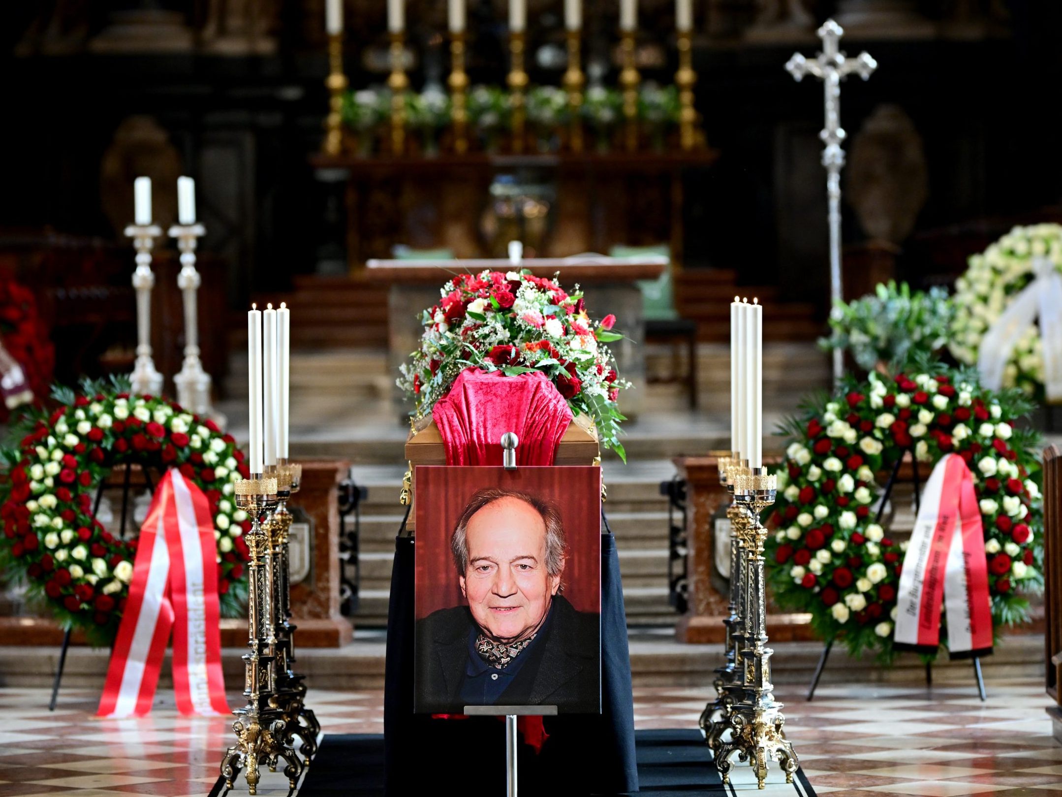 Der aufgebahrte Sarg im Rahmen der Trauerfeier für Otto Schenk im Wiener Stephansdom.