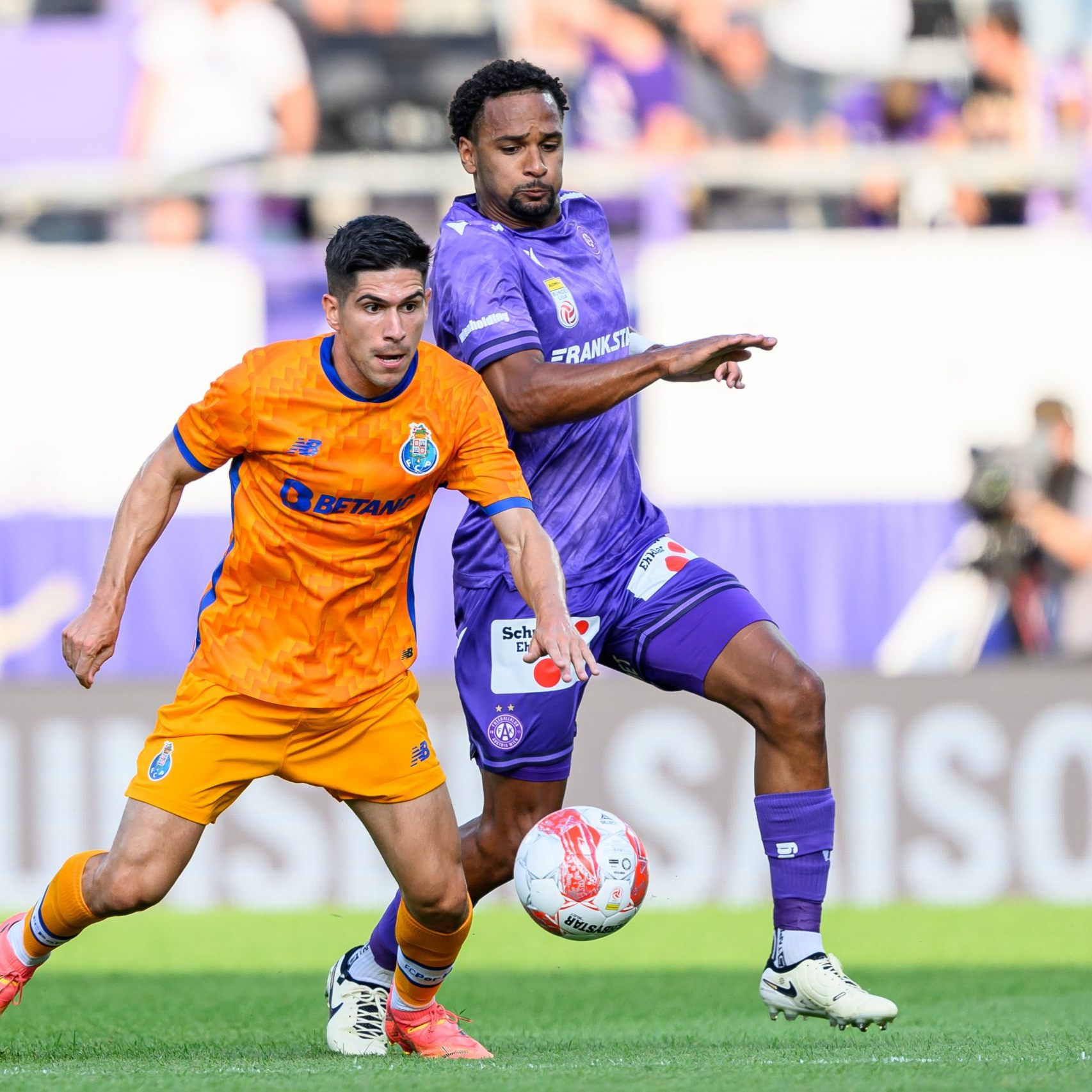 Martins (rechts) von Wiener Austria zu Almere City.