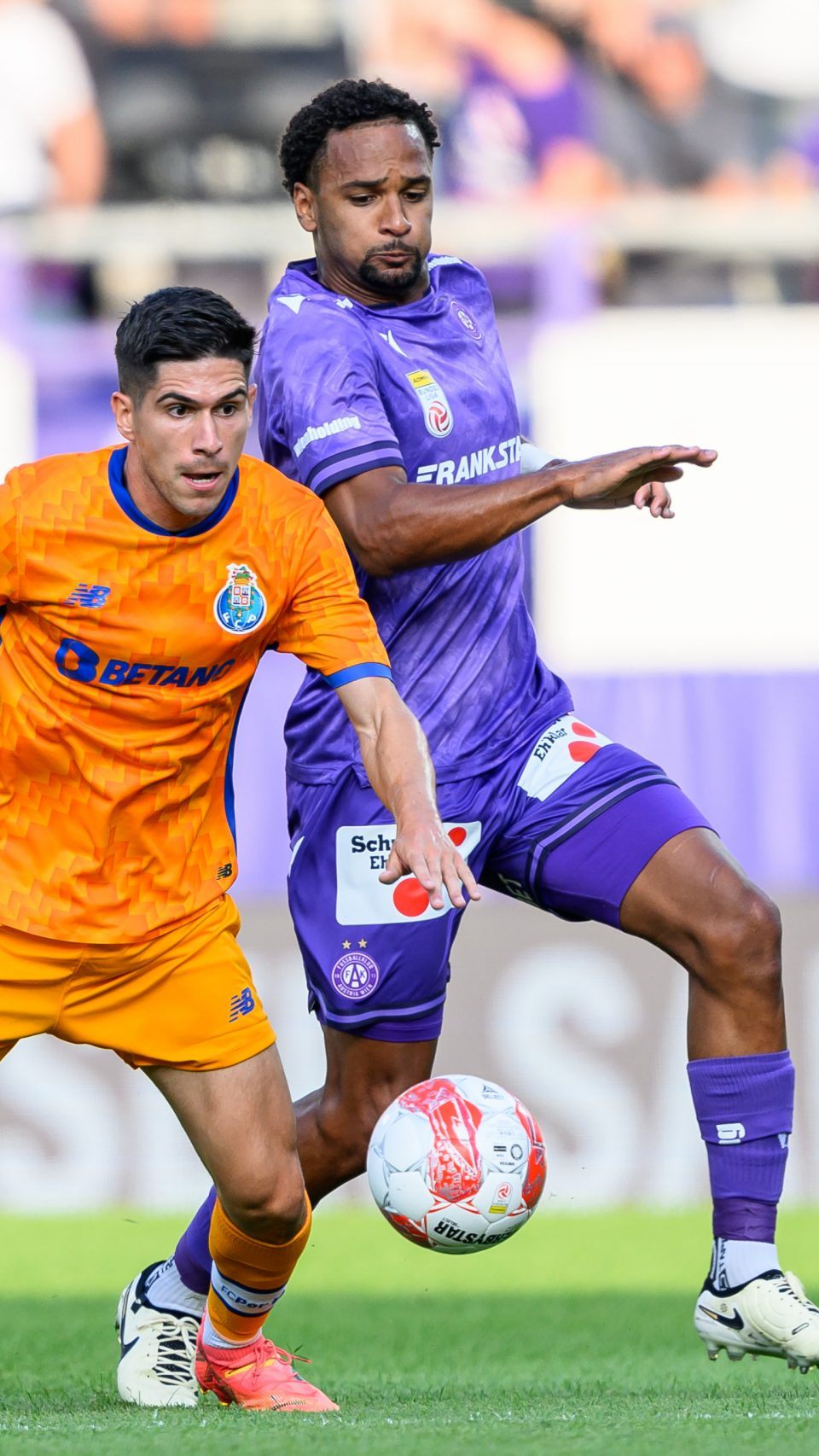 Martins (rechts) von Wiener Austria zu Almere City.