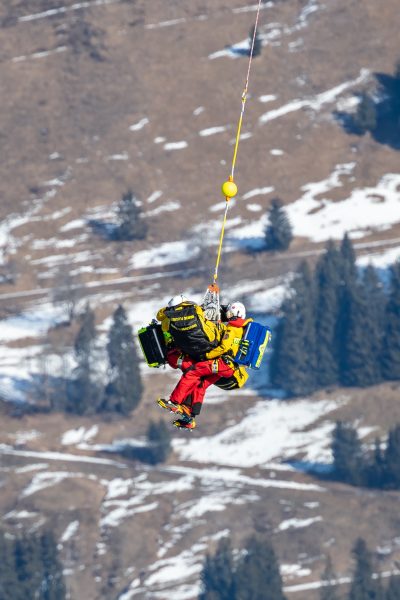 ABD0103_20250124 – KITZBHEL –
STERREICH: Alexis Pinturault (FRA) wird mit dem Helikopter abtransportiert nach dem Sturz im Super-G der Mnner am Freitag, 24. Jnner 2025, anl. des 85. Hahnenkammrennens auf der Streif in Kitzbhel. – FOTO: APA/EXPA/JOHANN GRODER