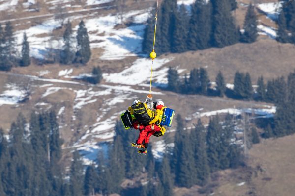 ABD0104_20250124 – KITZBHEL –
STERREICH: Alexis Pinturault (FRA) wird mit dem Helikopter abtransportiert nach dem Sturz im Super-G der Mnner am Freitag, 24. Jnner 2025, anl. des 85. Hahnenkammrennens auf der Streif in Kitzbhel. – FOTO: APA/EXPA/JOHANN GRODER