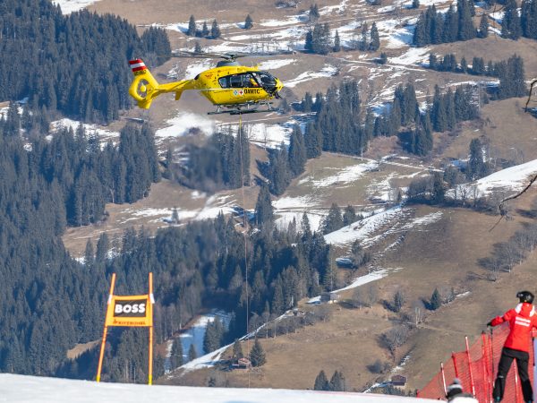 ABD0106_20250124 – KITZBHEL –
STERREICH: Alexis Pinturault (FRA) wird mit dem Helikopter abtransportiert nach dem Sturz im Super-G der Mnner am Freitag, 24. Jnner 2025, anl. des 85. Hahnenkammrennens auf der Streif in Kitzbhel. – FOTO: APA/EXPA/JOHANN GRODER