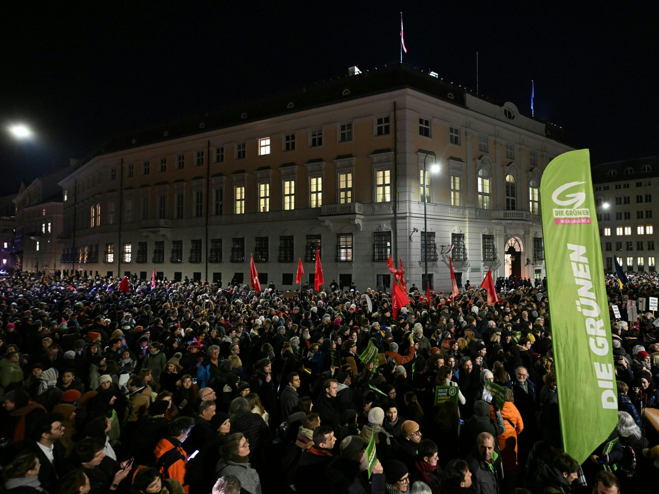 In Wien kam es zu einer Demo gegen eine Regierungsbeteiligung der FPÖ. In Wien kam es zu einer Demo gegen eine Regierungsbeteiligung der FPÖ.