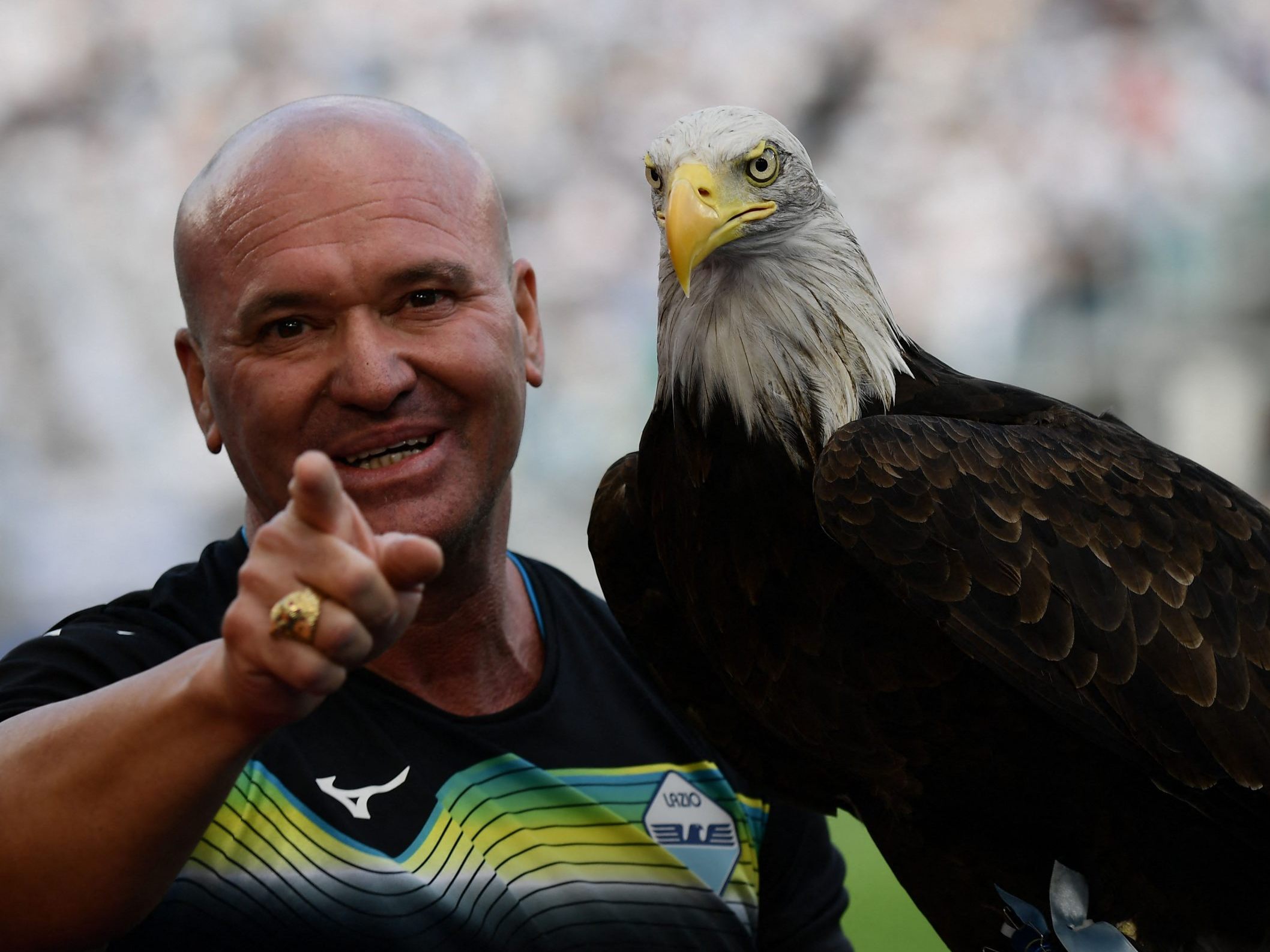 Falkner Juan Bernabe mit dem Adler Maskottchen. Falkner Juan Bernabe mit dem Adler Maskottchen.