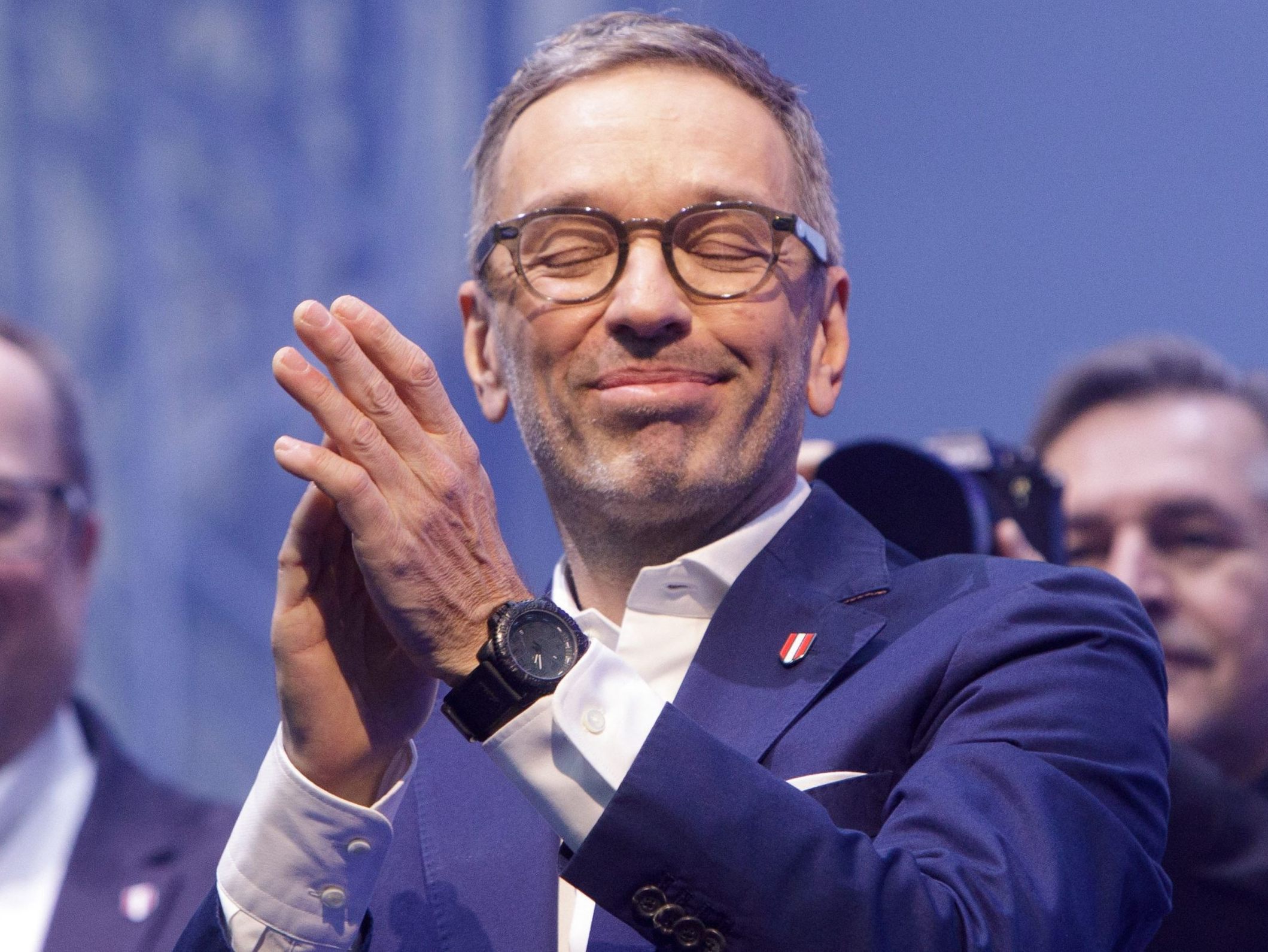 "Die Burgenländerinnen und Burgenländer haben heute die freiheitliche Welle der Erneuerung fortgesetzt", jubelte er. "Die Burgenländerinnen und Burgenländer haben heute die freiheitliche Welle der Erneuerung fortgesetzt", jubelte er.