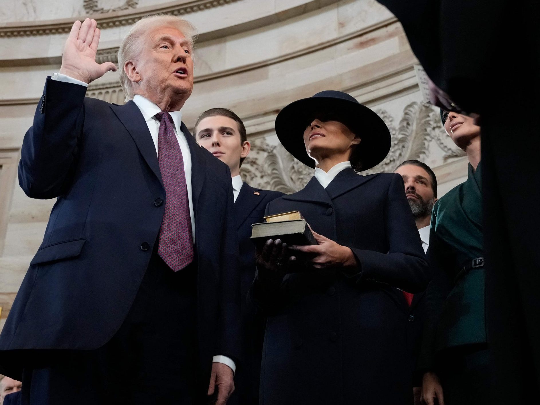 Melanie hielt zwei Bibeln bereit - doch Trumps Hand blieb unten. Melanie hielt zwei Bibeln bereit - doch Trumps Hand blieb unten.