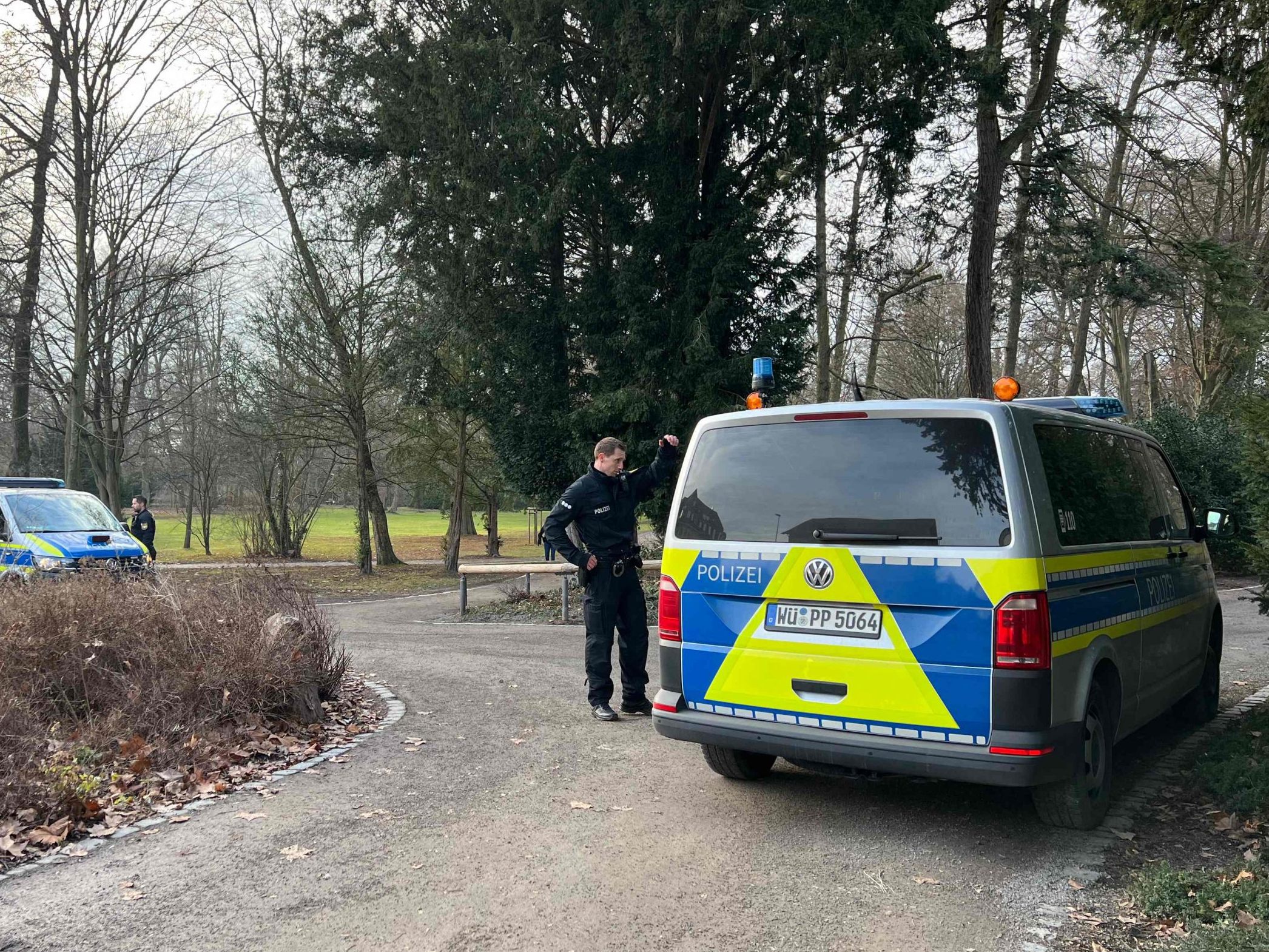 Bei einem Messerangriff in Aschaffenburg wurden mindestens zwei Personen getötet. Bei einem Messerangriff in Aschaffenburg wurden mindestens zwei Personen getötet.