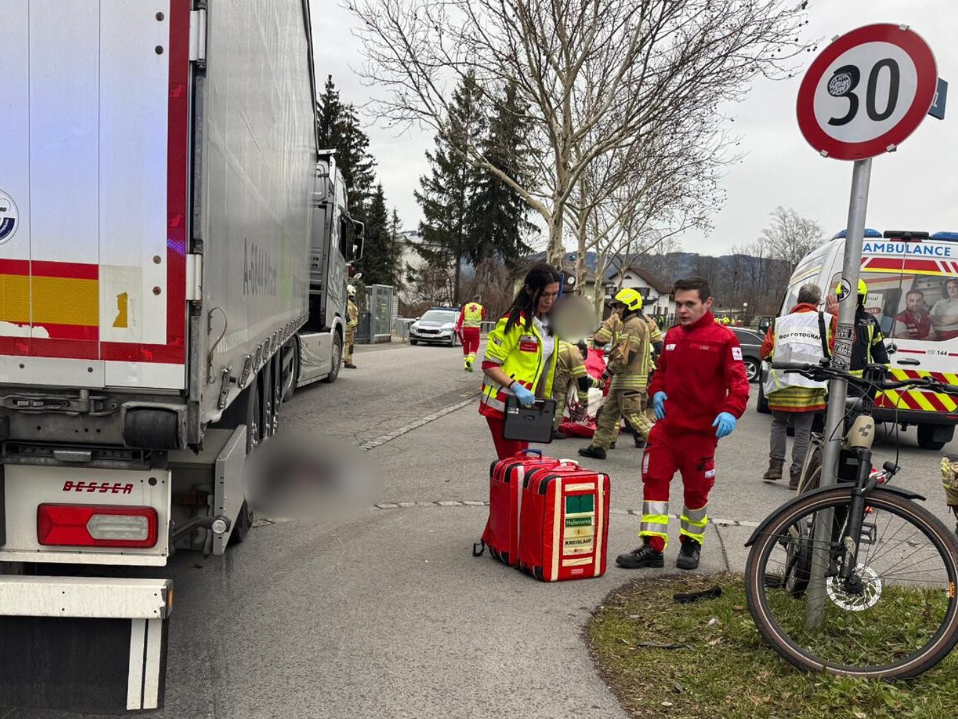 Rettunkskräfte am Unfallort in Altach. Rettunkskräfte am Unfallort in Altach.