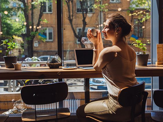 Im Café statt am heimischen Schreibtisch arbeiten: Telearbeit macht’s jetzt möglich.