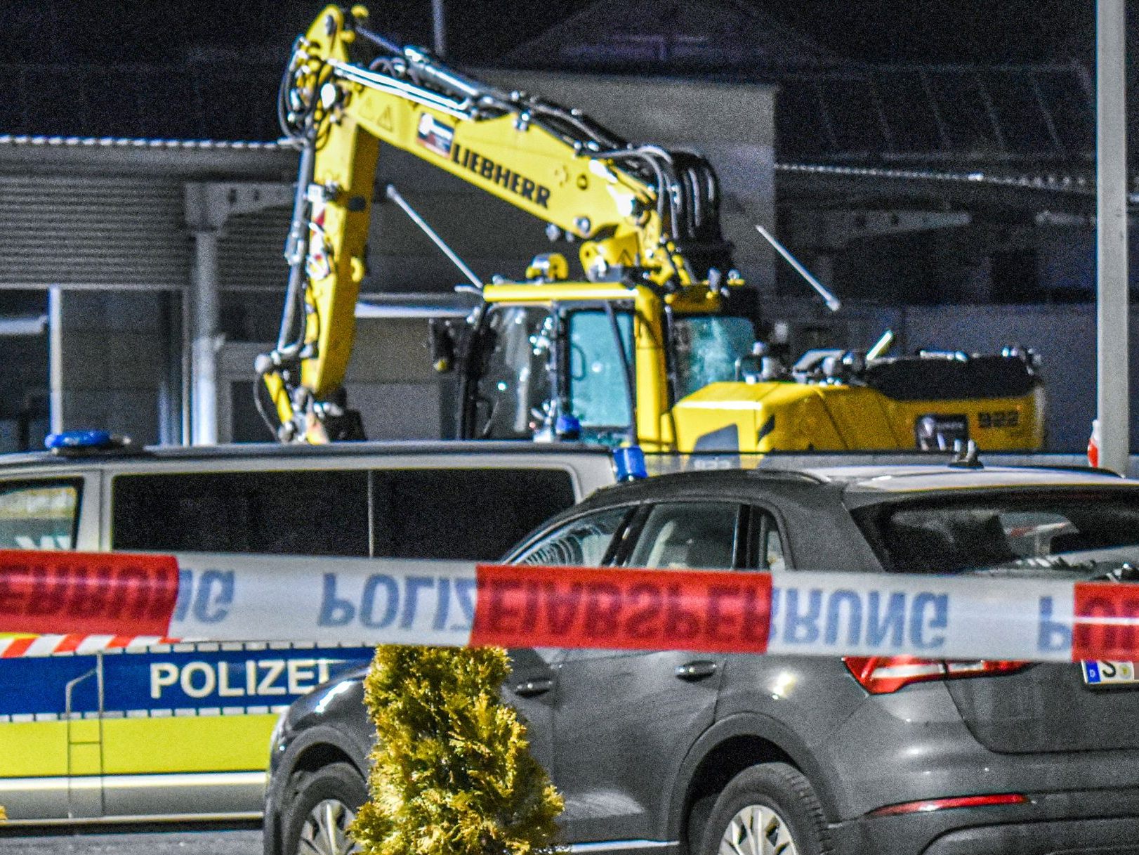 Eine Polizistin wurde verletzt - Mehrere Fahrzeuge beschädigt.