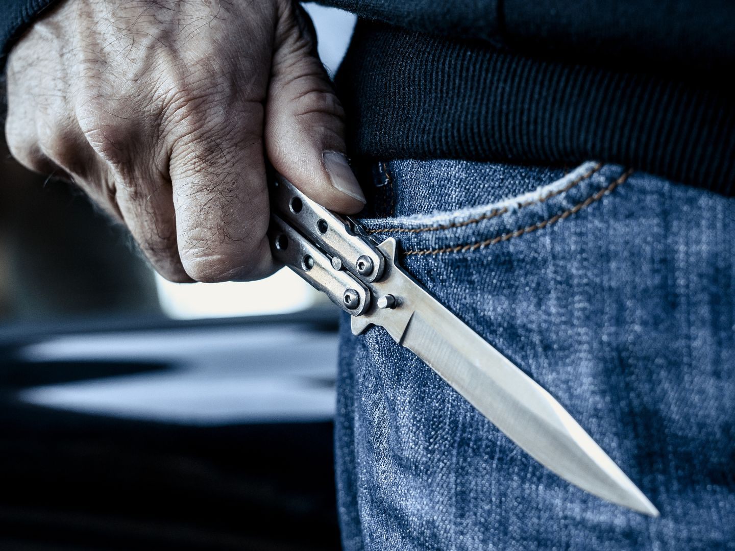 Ein Mann bedrohte zwei Kinder mit einem Messer. Ein Mann bedrohte zwei Kinder mit einem Messer.
