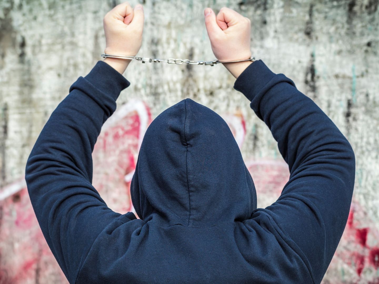 Der aggressive Jugendliche wurde vorläufig festgenommen. Der aggressive Jugendliche wurde vorläufig festgenommen.