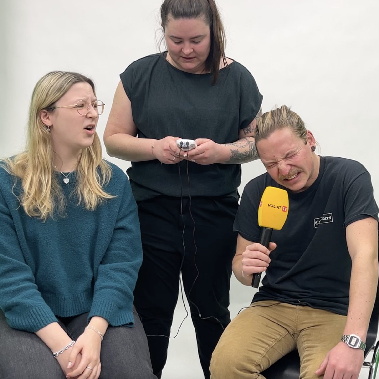 Marina und Dennis testen den Periodenschmerzen-Simulator.