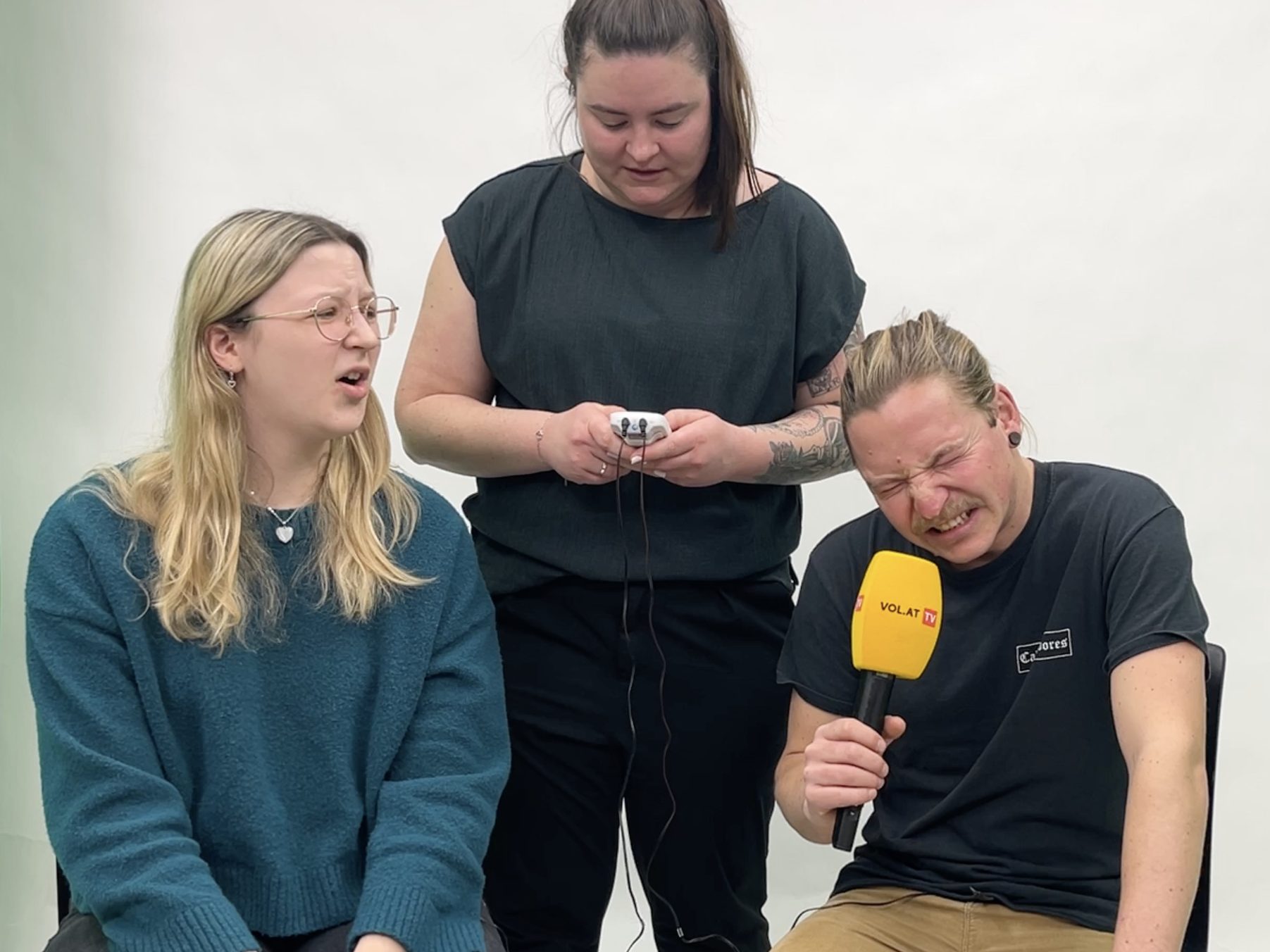 Marina und Dennis testen den Periodenschmerzen-Simulator.