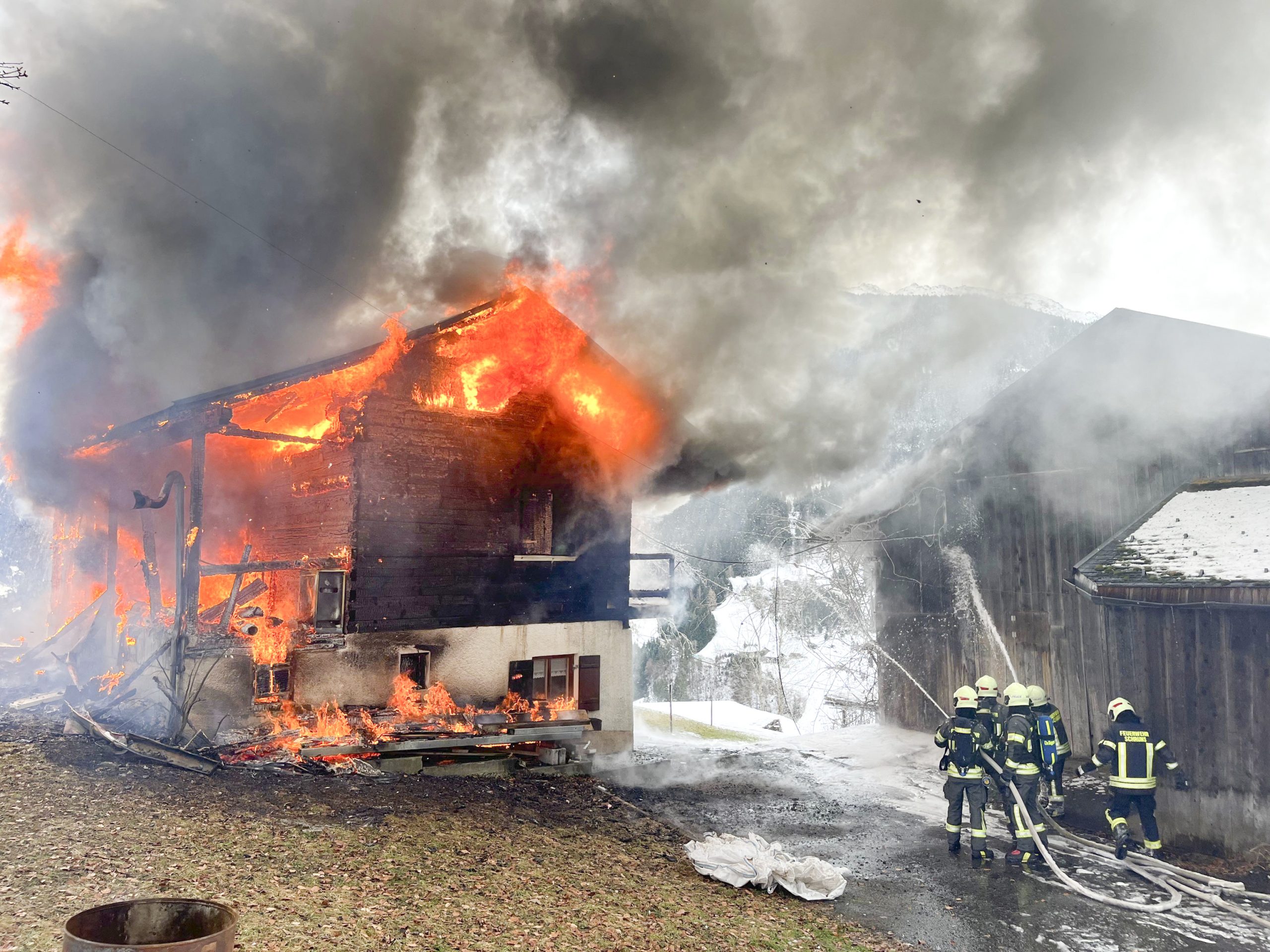 Bartholomaeberg am 30.01.2025, In Bartholomäberg steht ein Bauernhaus in Vollbrand. Nach Angaben der Rettungs- und Feuerwehrleitstelle (RFL) sind mehrere Feuerwehren im Großeinsatz.Das Feuer wurde gegen 10.30 Uhr gemeldet, zunächst war von einem Dachstuhlbrand die Rede, kurze Zeit später von einem Vollbrand. Nach Angaben der RFL handelt es sich um ein altes Bauerhaus mit einem Stallgebäude. Menschen kamen nach bisherigen Angaben nicht zu Schaden, auch gebe es keine Angaben über verletzte oder verendete Tiere. Mehrere Feuerwehren sind im Großeinsatz, angefordert wurde auch das Großtankfahrlöschzeug aus Nüziders, die Feuerwehr St. Gallenkirch ist mit einer speziellen Atemschutzeinheit vor Ort. Das Rote Kreuz wurde zum Brandort geschickt, laut RFL bleiben die Helfer vor Ort, um im Notfall Feuerwehrleute zu versorgen.
