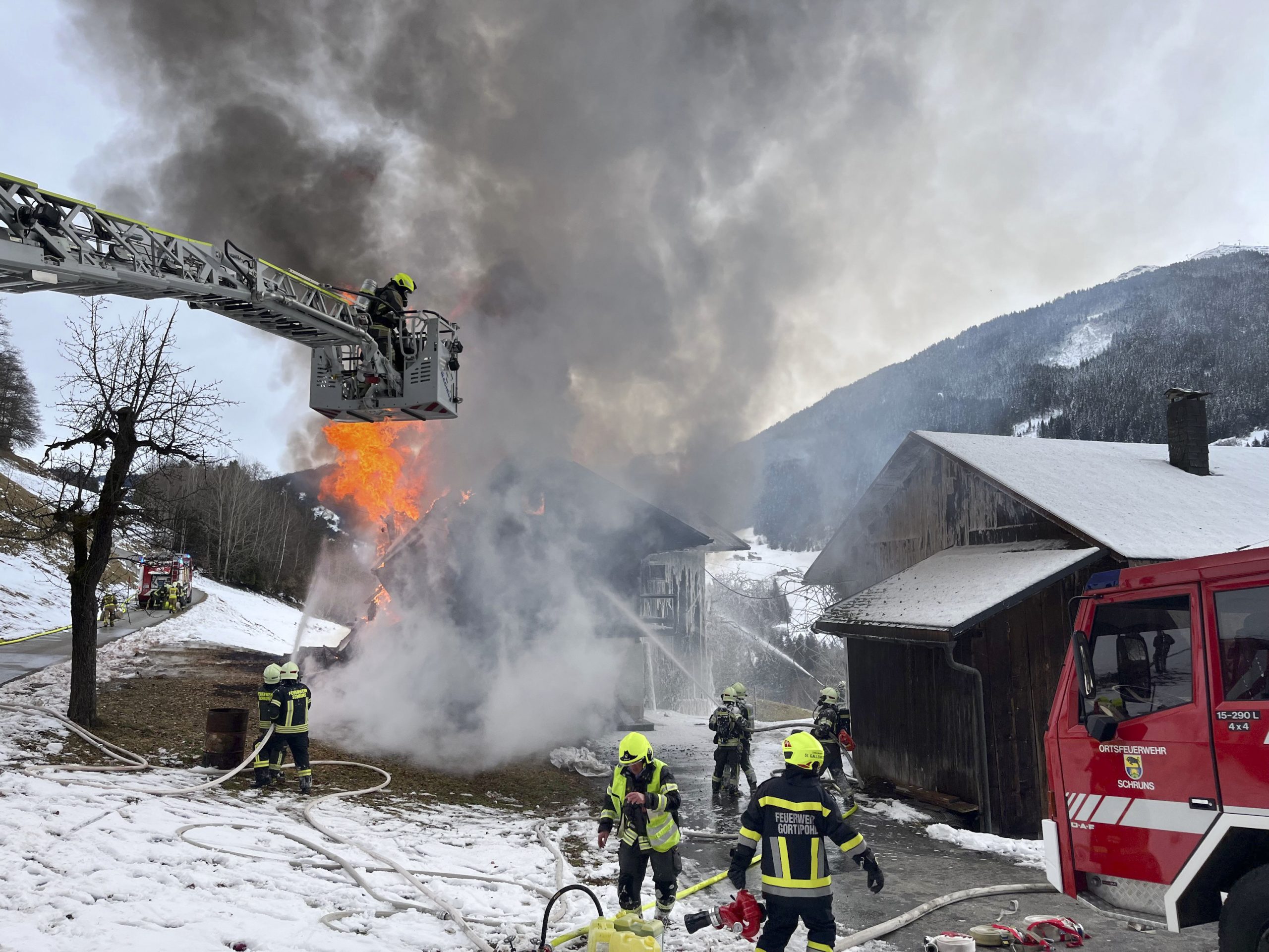 Bartholomaeberg am 30.01.2025, In Bartholomäberg steht ein Bauernhaus in Vollbrand. Nach Angaben der Rettungs- und Feuerwehrleitstelle (RFL) sind mehrere Feuerwehren im Großeinsatz.Das Feuer wurde gegen 10.30 Uhr gemeldet, zunächst war von einem Dachstuhlbrand die Rede, kurze Zeit später von einem Vollbrand. Nach Angaben der RFL handelt es sich um ein altes Bauerhaus mit einem Stallgebäude. Menschen kamen nach bisherigen Angaben nicht zu Schaden, auch gebe es keine Angaben über verletzte oder verendete Tiere. Mehrere Feuerwehren sind im Großeinsatz, angefordert wurde auch das Großtankfahrlöschzeug aus Nüziders, die Feuerwehr St. Gallenkirch ist mit einer speziellen Atemschutzeinheit vor Ort. Das Rote Kreuz wurde zum Brandort geschickt, laut RFL bleiben die Helfer vor Ort, um im Notfall Feuerwehrleute zu versorgen.