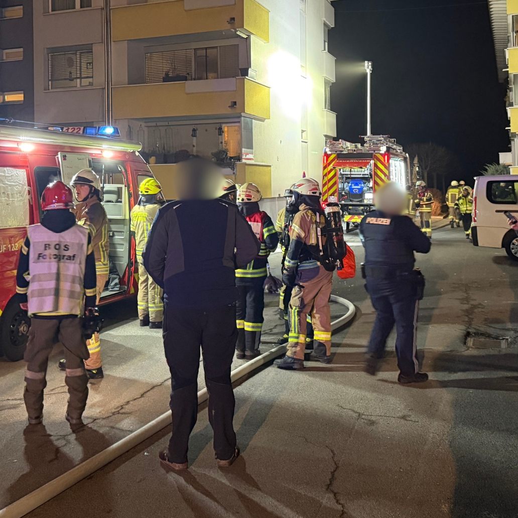 Feuerwehr und Polizei evakuierten den Wohnblock.
