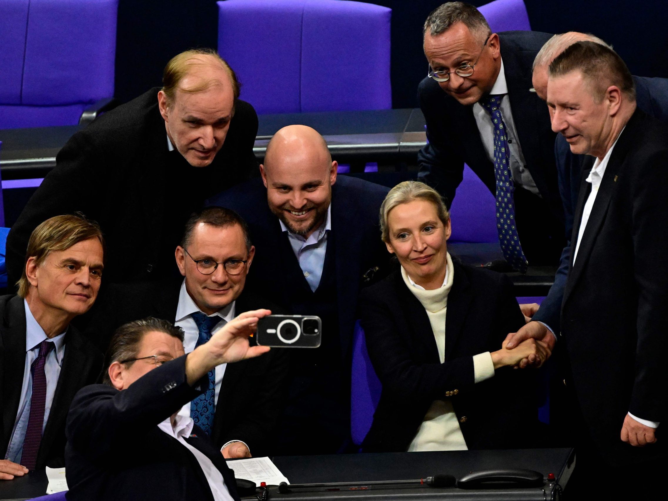 Regierung befürchtet Bröckeln der Brandmauer zur Rechtspopulisten im Bild die AfD). Regierung befürchtet Bröckeln der Brandmauer zur Rechtspopulisten im Bild die AfD).