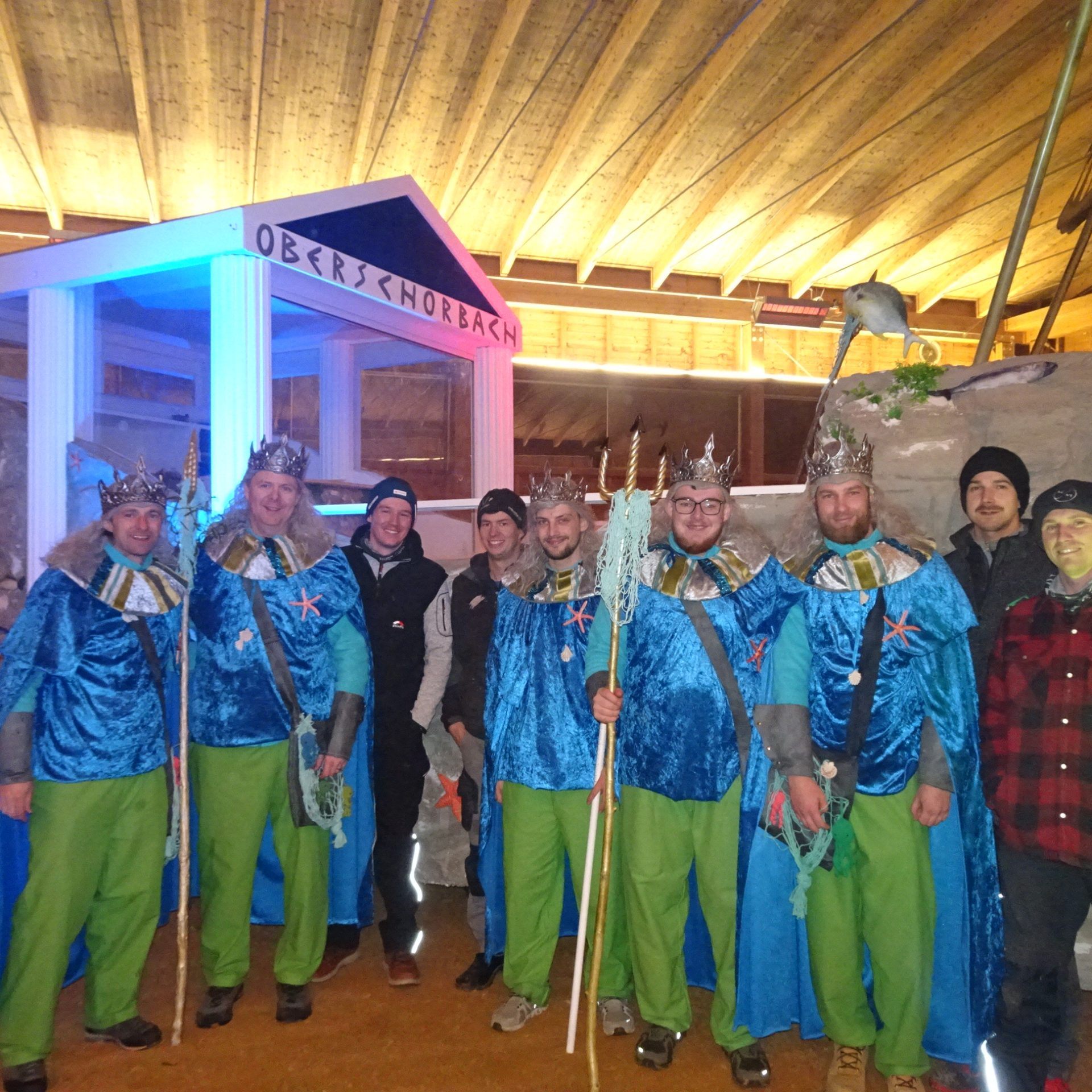 Die stolzen Wagenbauer vor ihrem Meisterwerk.