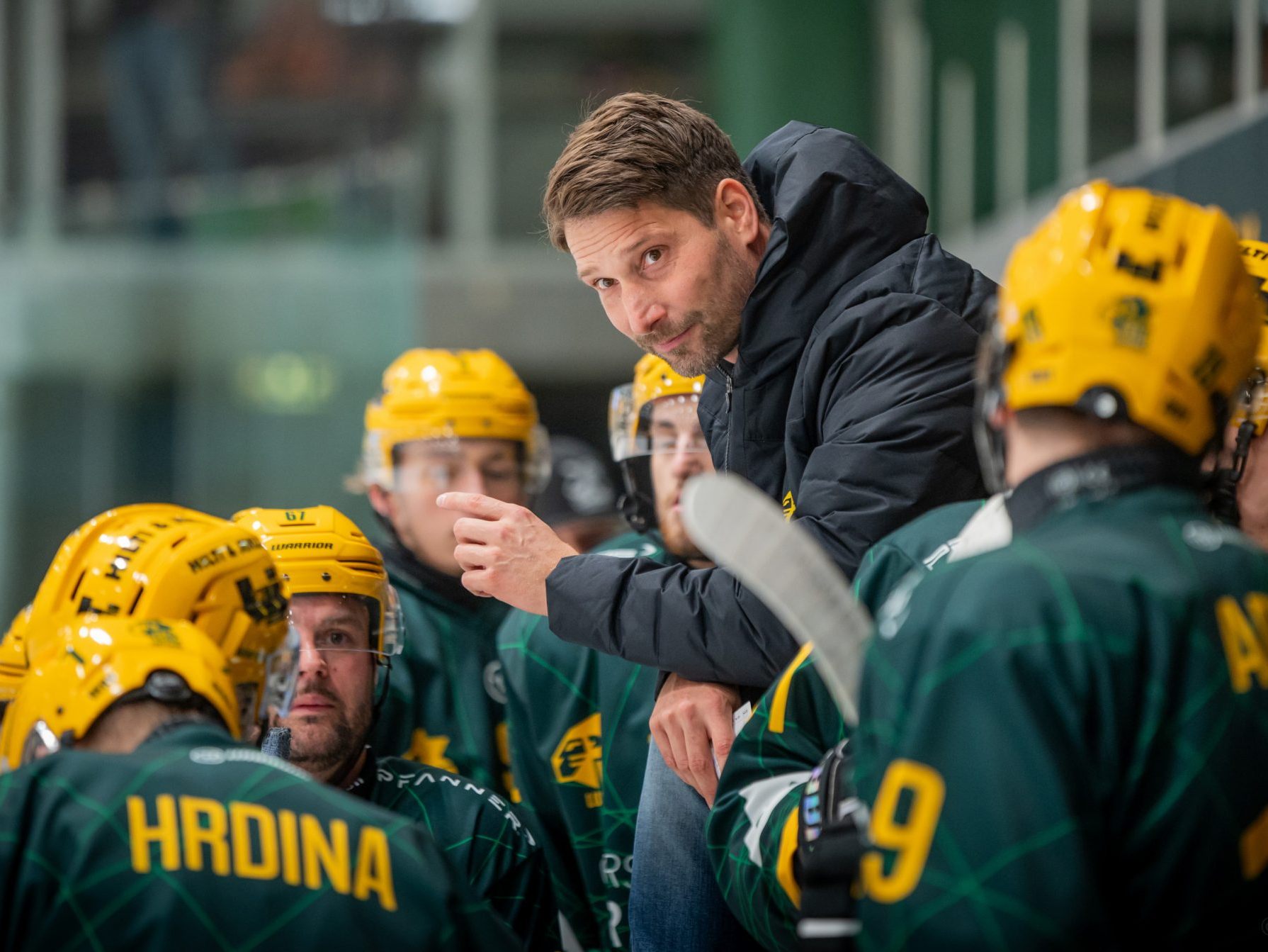 Coach Dániel Fekete schwört sein Team auf das Spiel gegen Wattens ein Coach Dániel Fekete schwört sein Team auf das Spiel gegen Wattens ein