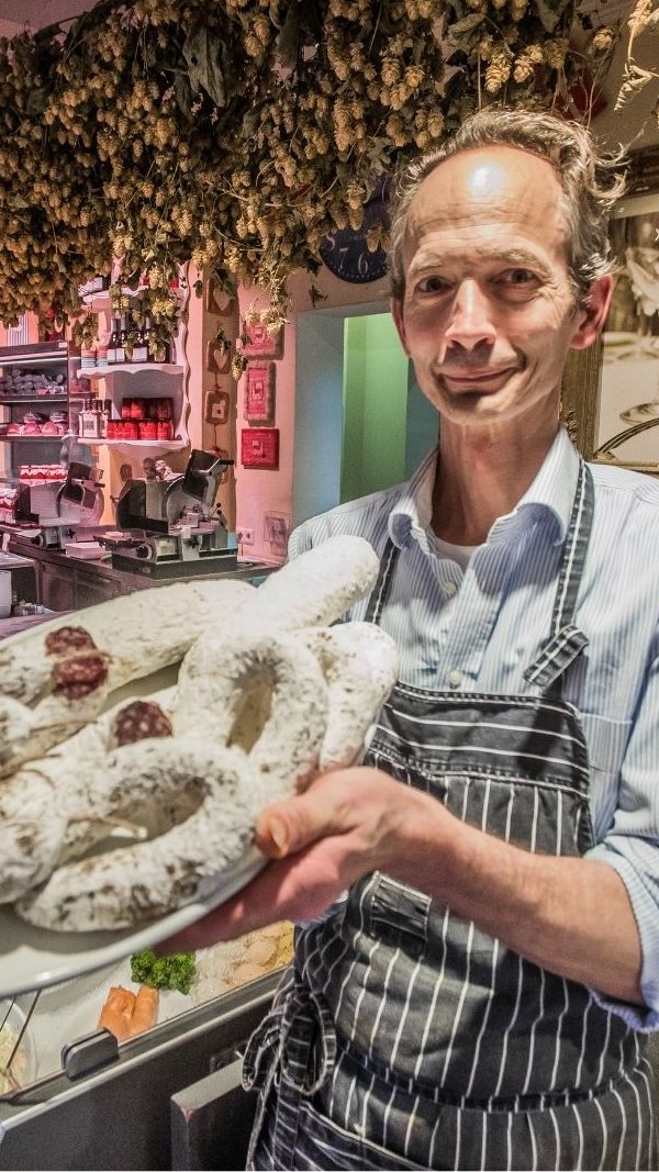 Auch nach der Schließung des Geschäfts in Bregenz ist Cyril Schmuck für Stammkunden da.