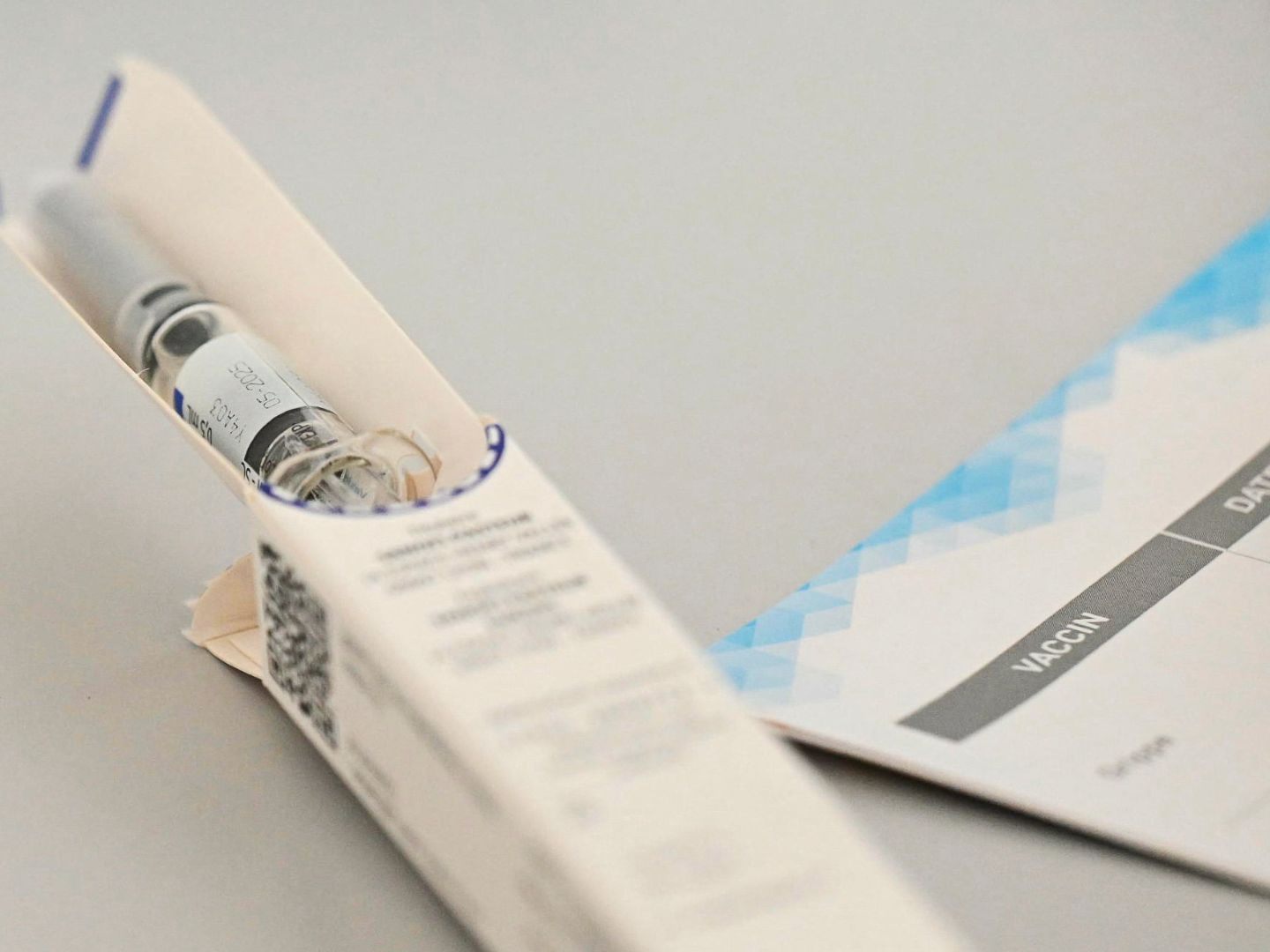 Ein Gesundheitsmitarbeiter trägt nach einer Grippeimpfung in einem Impfzentrum die Impfung in ein Heft ein. Ein Gesundheitsmitarbeiter trägt nach einer Grippeimpfung in einem Impfzentrum die Impfung in ein Heft ein.