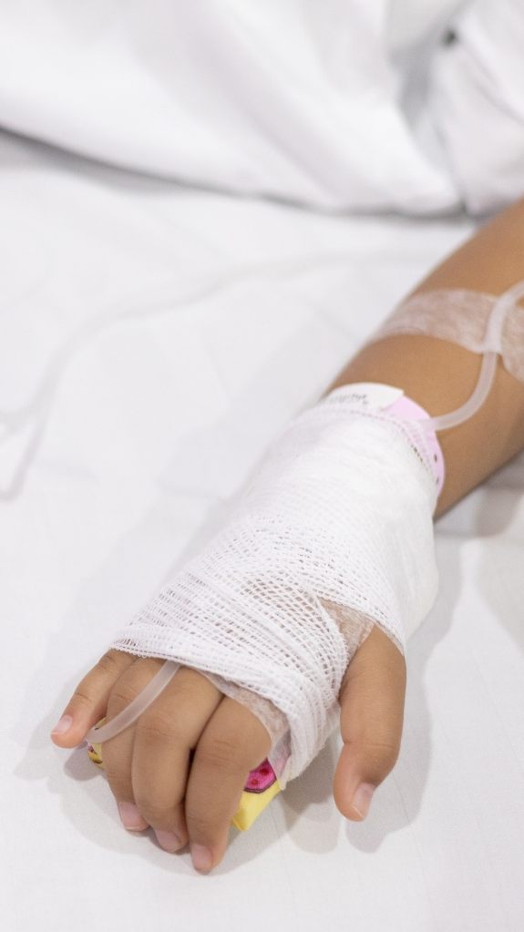 Eine Person aus dem familiären Umfeld des Kindes hatte aufgrund eines Impfschutzes nur einen leichten Erkrankungsverlauf.