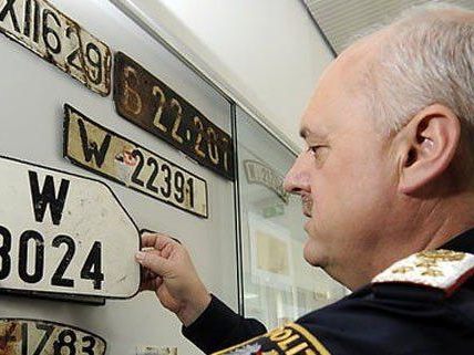 In Wien sind noch 7.593 Kraftfahrzeuge mit schwarzen Kennzeichen unterwegs. In Wien sind noch 7.593 Kraftfahrzeuge mit schwarzen Kennzeichen unterwegs.