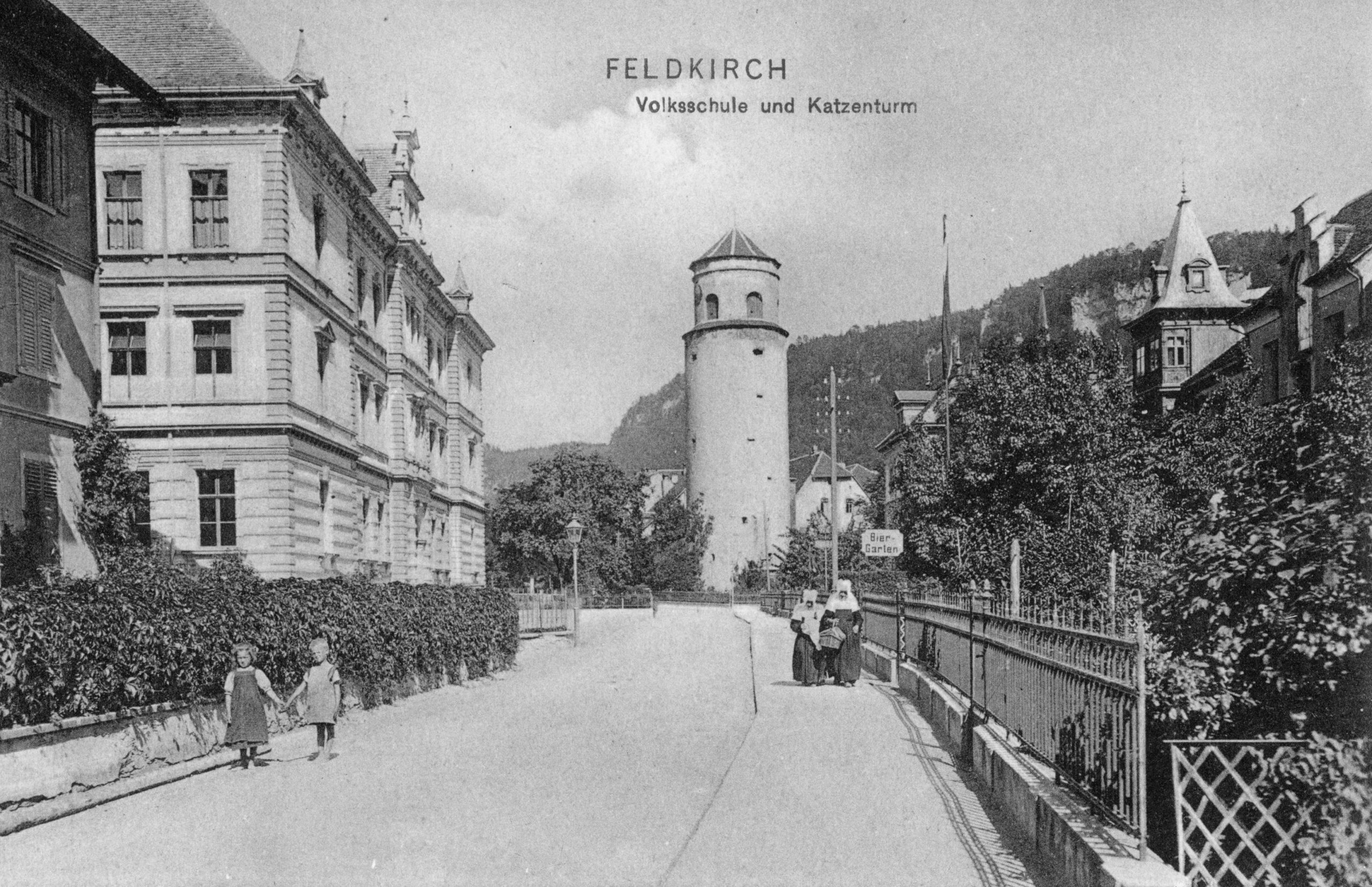 Das Schimperhaus, die Volksschule und der Katzenturm (Aufnahme ca. 1910) Das Schimperhaus, die Volksschule und der Katzenturm (Aufnahme ca. 1910)