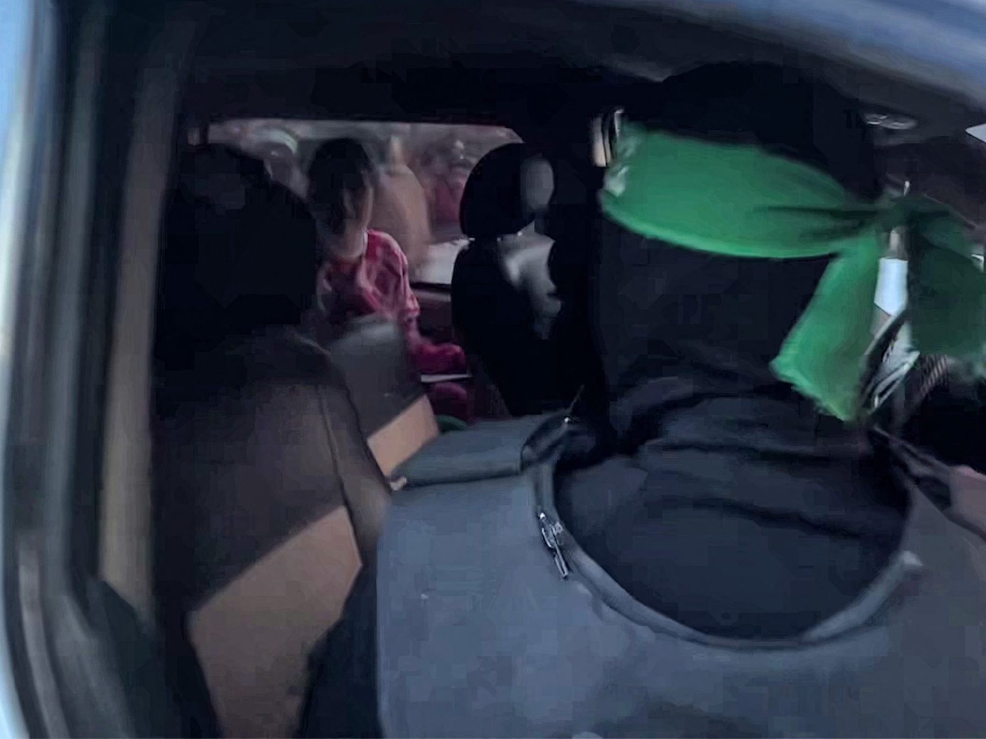 Screenshot zeigt eine der Geiseln in einem Fahrzeug vor der Übergabe durch die Hamas.