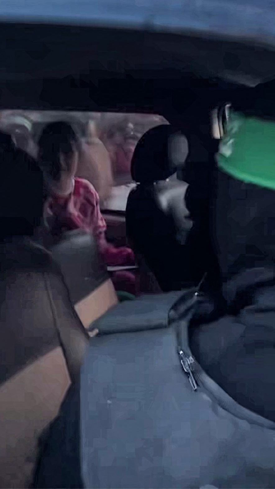 Screenshot zeigt eine der Geiseln in einem Fahrzeug vor der Übergabe durch die Hamas.