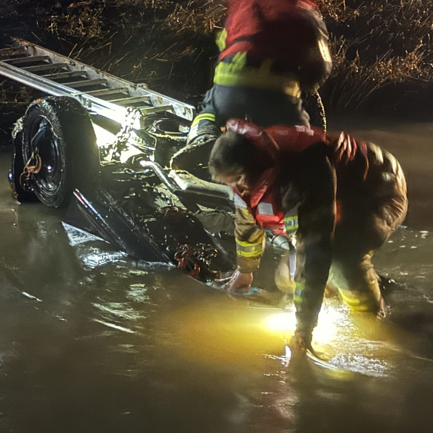 Das Auto lag fast vollständig unter Wasser.